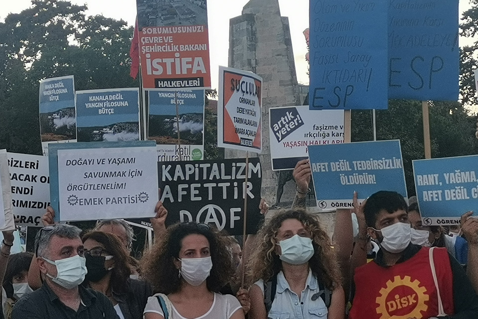  İstanbul Emek, Barış ve Demokrasi Güçleri 17 Ağustos depreminde hayatını kaybedenleri andı, afetlere karşı hâlâ önlem almayan iktidarı bir kez daha uyardı.