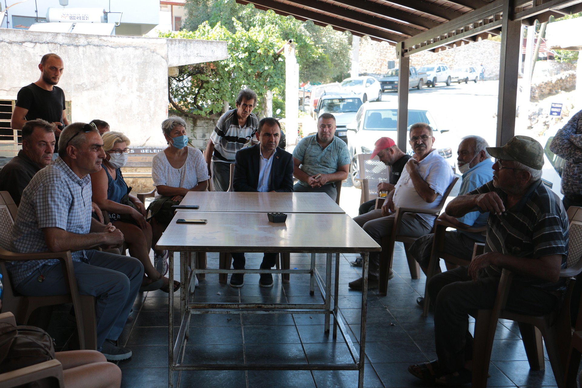 Emek Partisi (EMEP) Genel Başkanı Ercüment Akdeniz, Muğla Milas’ta çıkan yangınlardan etkilenen Gökbel mahallesini ziyaret etti.