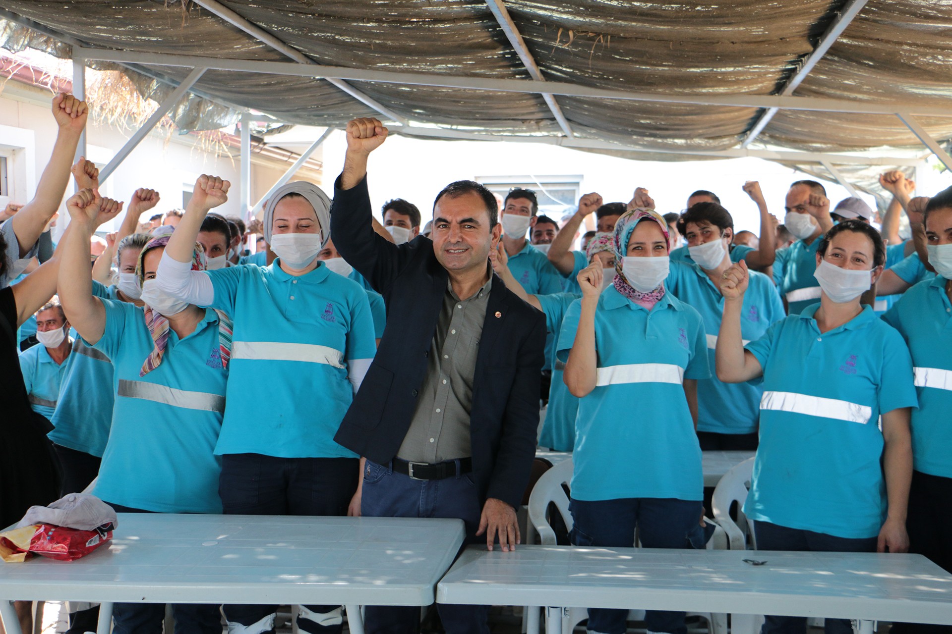 Emek Partisi (EMEP) Genel Başkanı Ercüment Akdeniz, Efeler Belediyesi temizlik işçileriyle buluştu.