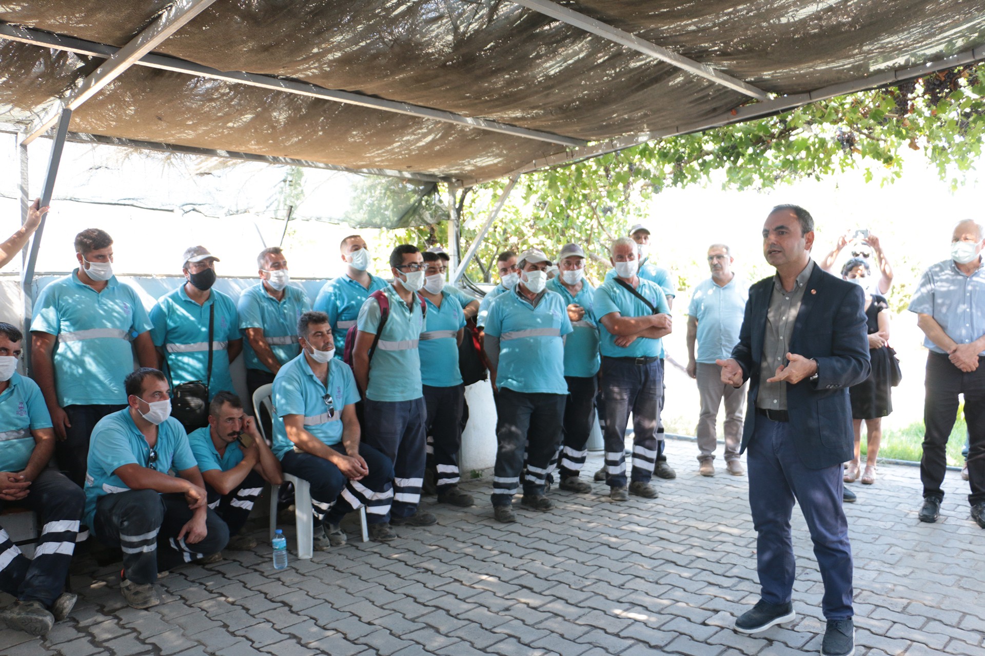 Emek Partisi (EMEP) Genel Başkanı Ercüment Akdeniz, Efeler Belediyesi temizlik işçileriyle buluştu.