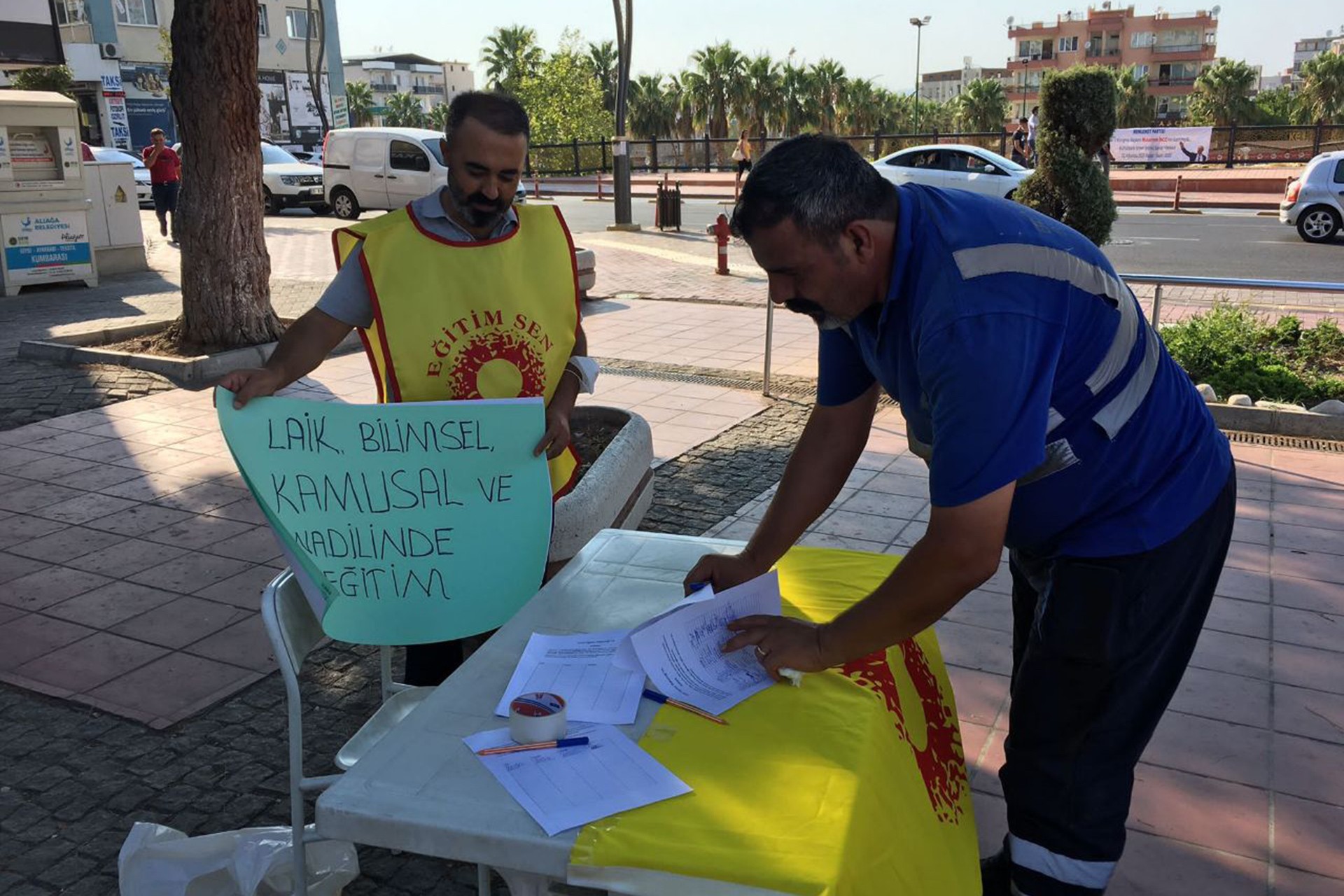 Aliağa'da açılan imza standı