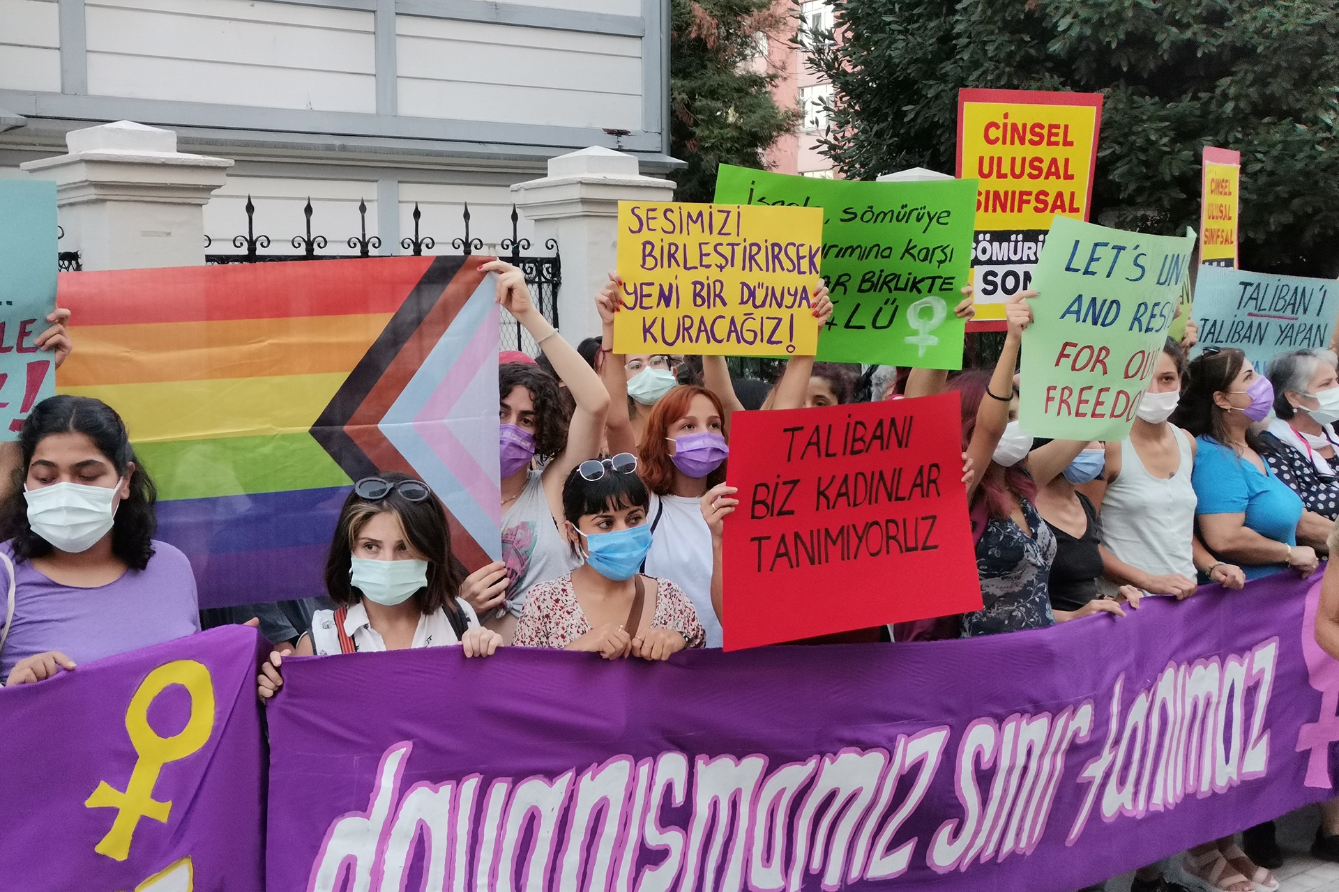 Afganistanlı kadın, çocuk ve LGBTİ+’lar için endişe büyürken İstanbul’da kadınlar, Afganistanlı kadınların yanında olduklarını duyurmak için Kadıköy’de bir araya geldi.