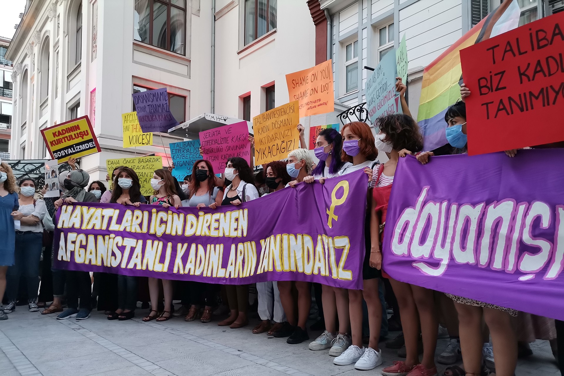 Afganistanlı kadın, çocuk ve LGBTİ+’lar için endişe büyürken İstanbul’da kadınlar, Afganistanlı kadınların yanında olduklarını duyurmak için Kadıköy’de bir araya geldi.