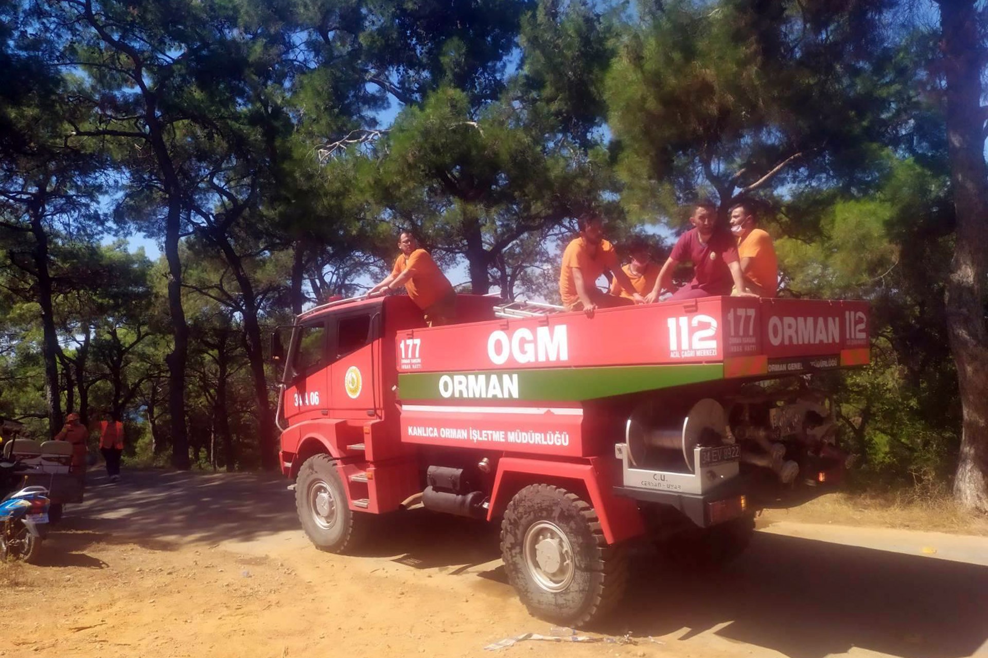 Heybeliada'da orman yangınına müdahale eden ekipler