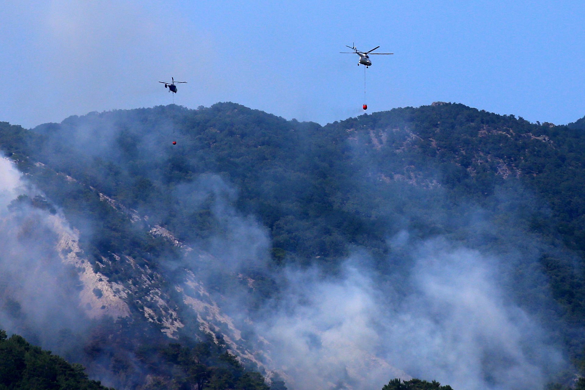 Yangını söndürmeye çalışan iki helikopter