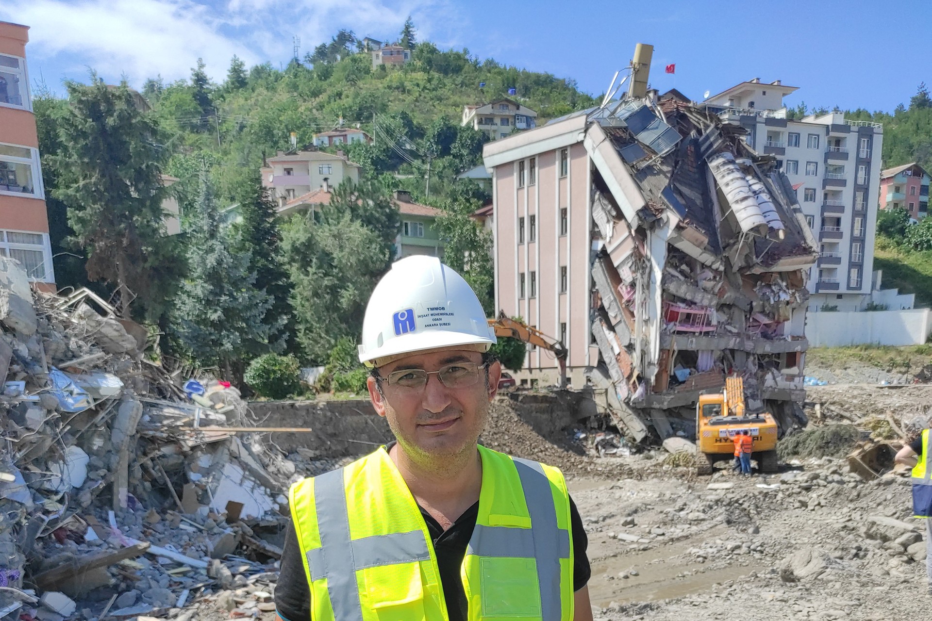 Umut Deveci Bozkurt'ta selde yıkılan binanın önünde.