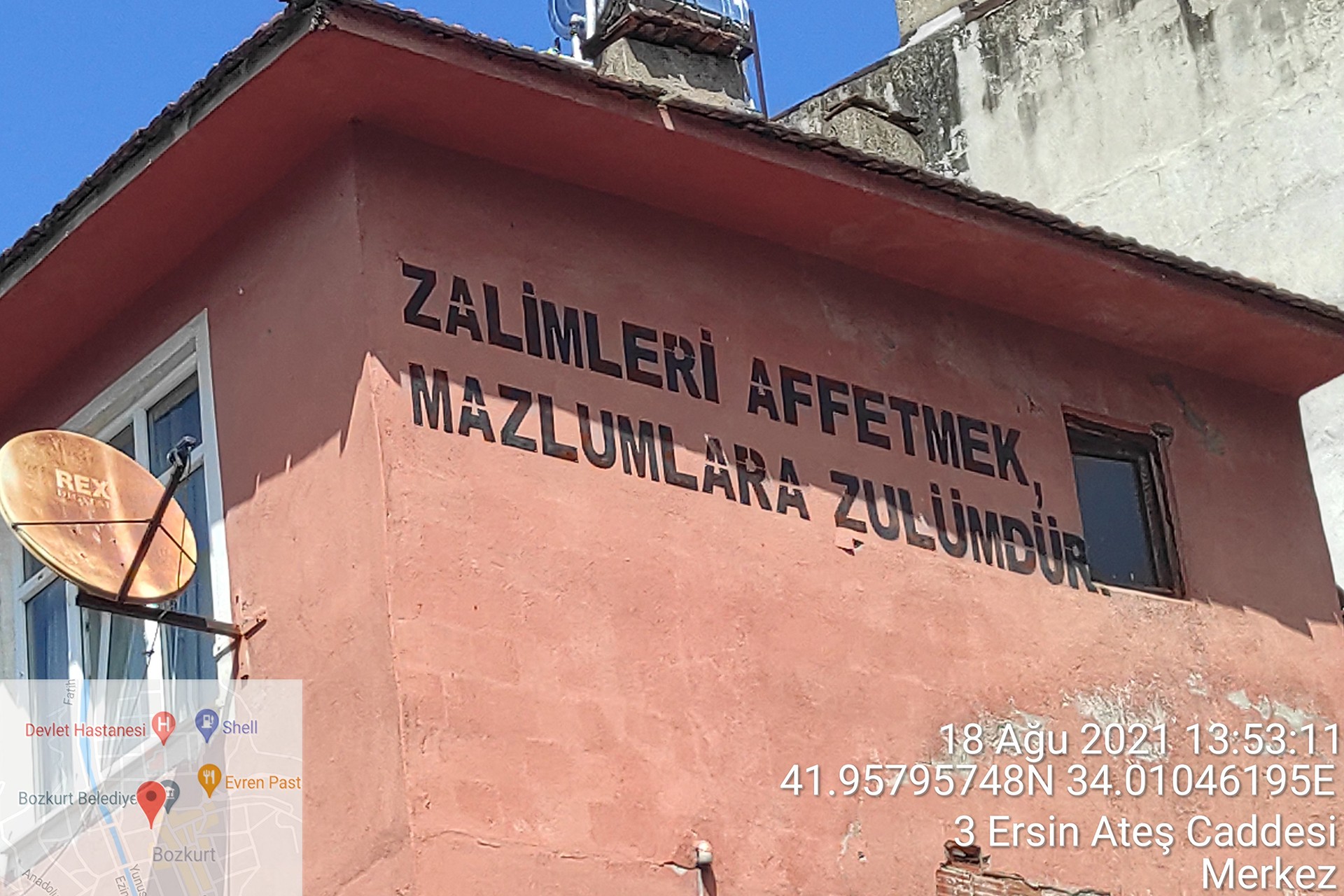 Üzerinde, 'Zalimleri affetmek, Muzlumları zulümdür' yazan ev.