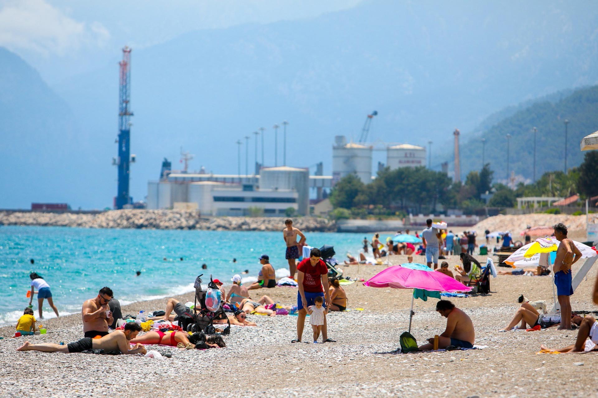 Deniz kenarında oturan insanlar