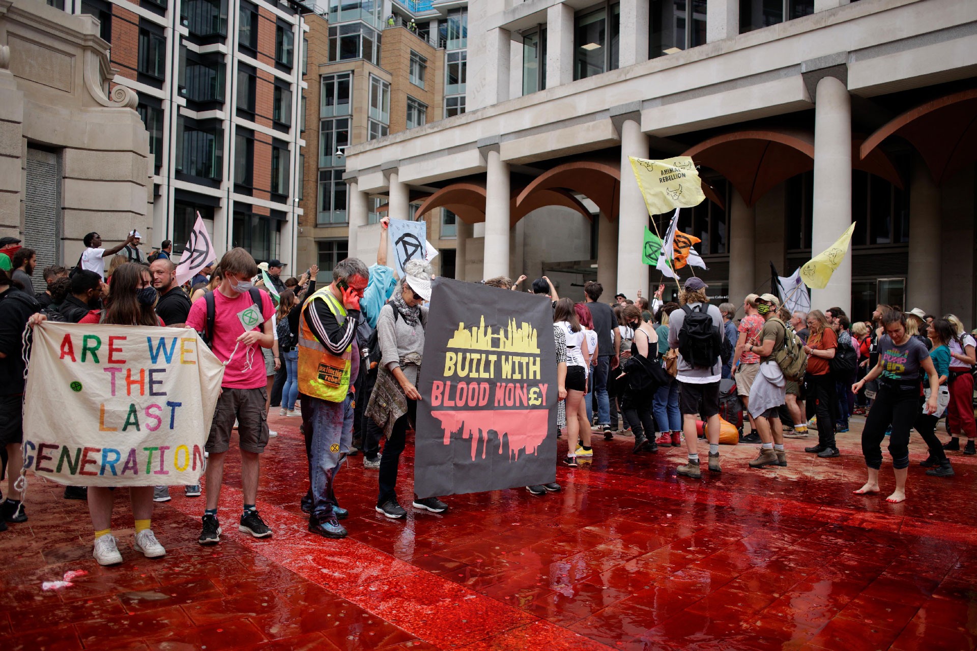 Extinction Rebellion, Standard Chartered bankasını kırmızıya boyadı