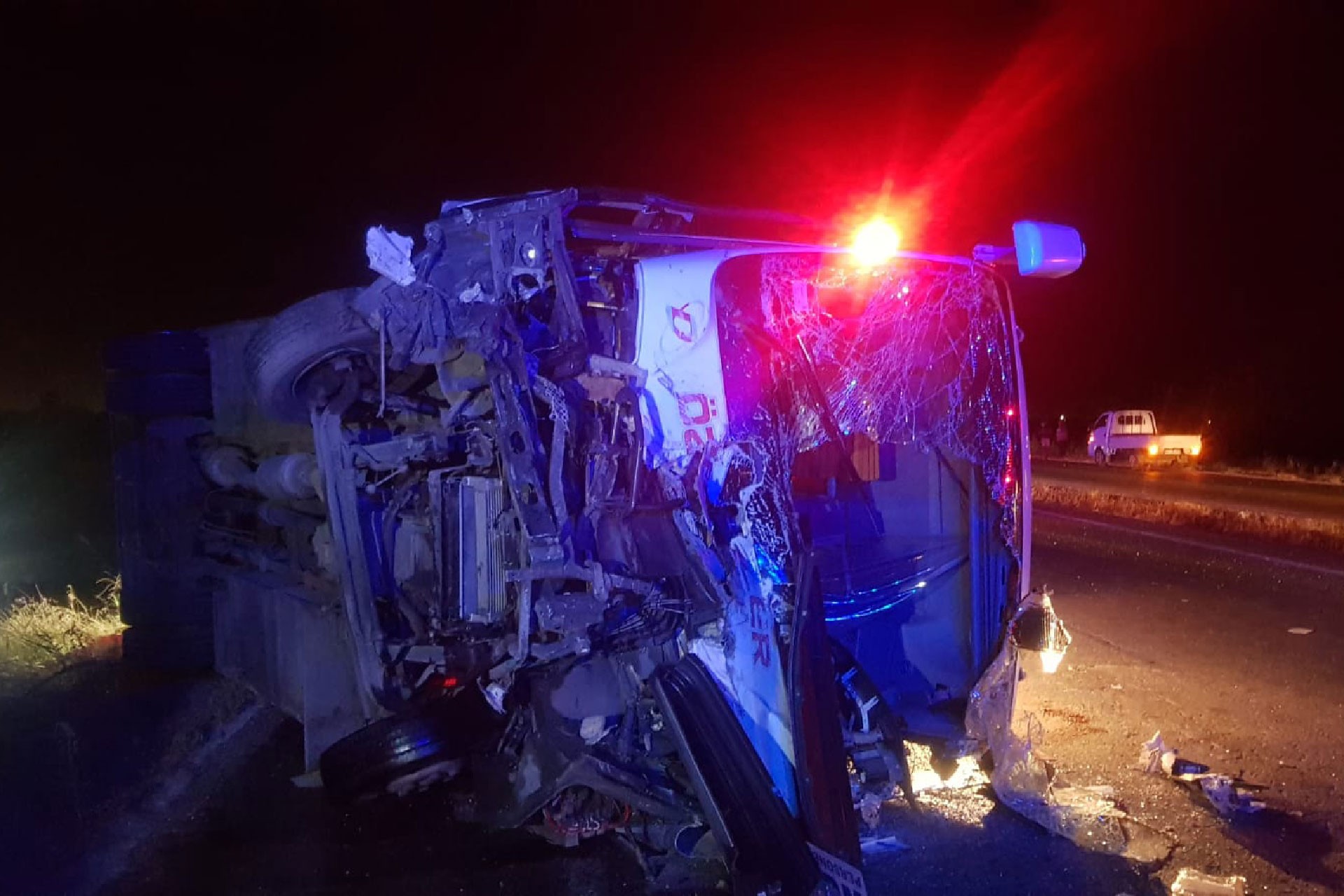 Manisa'da tarım işçilerini taşıyan midibüs ile otomobil çarpıştı, 4 kişi öldü