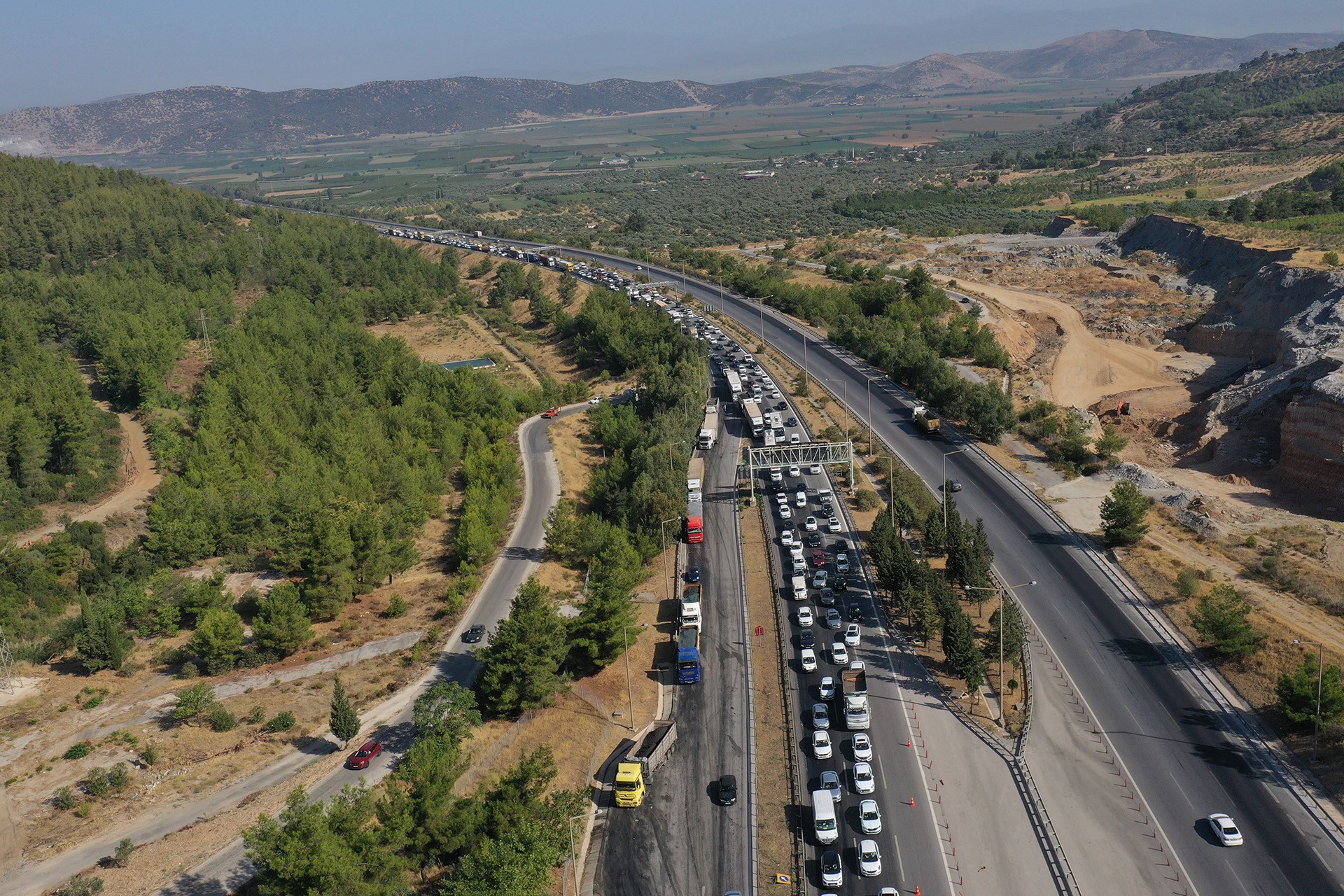 İzmir'de tünel girişinde kaza: 4 kişi yaşamını yitirdi, 2 kişi yaralandı