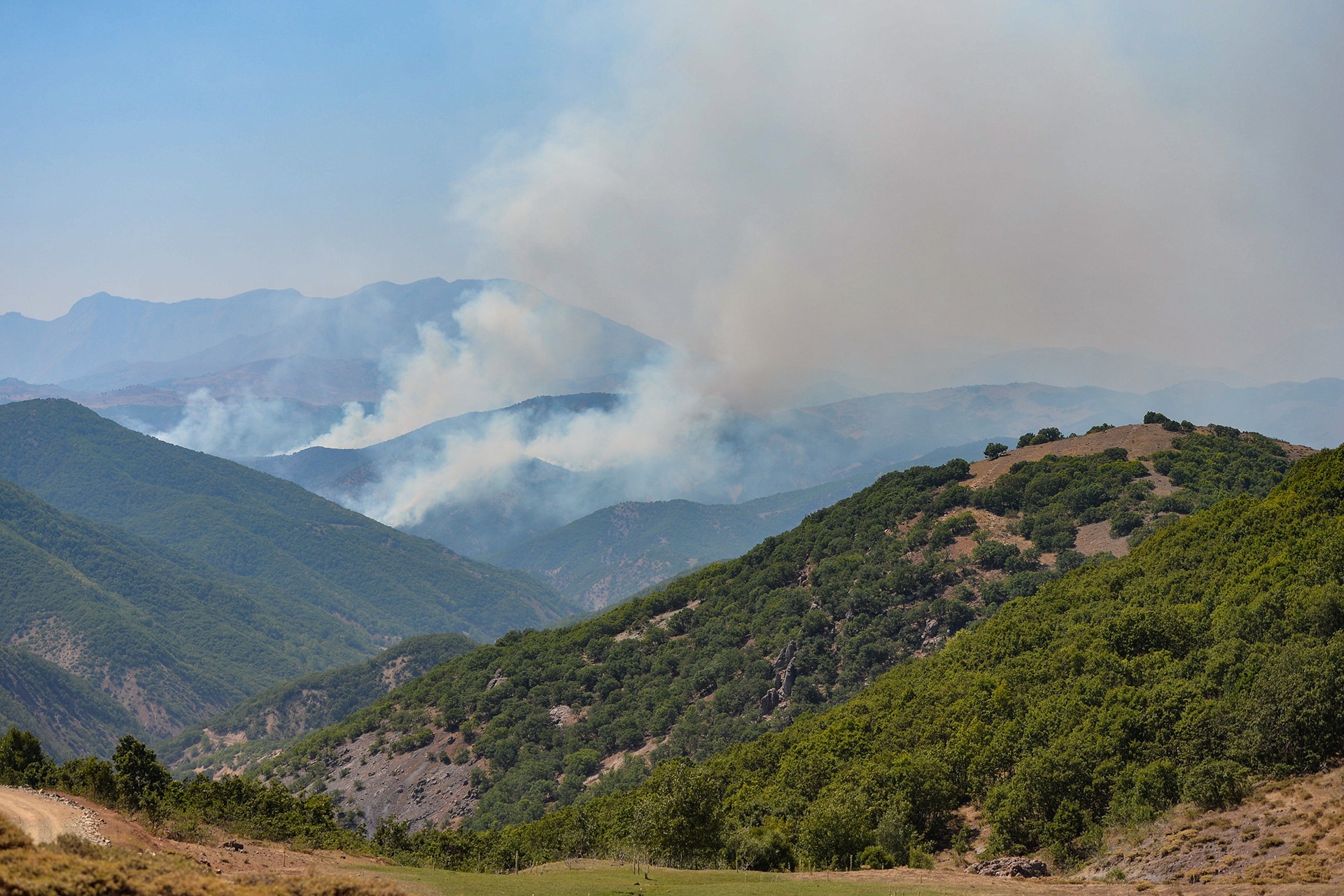 Dersim Hozat'ta yangın çıkan alandan bir fotoğraf.