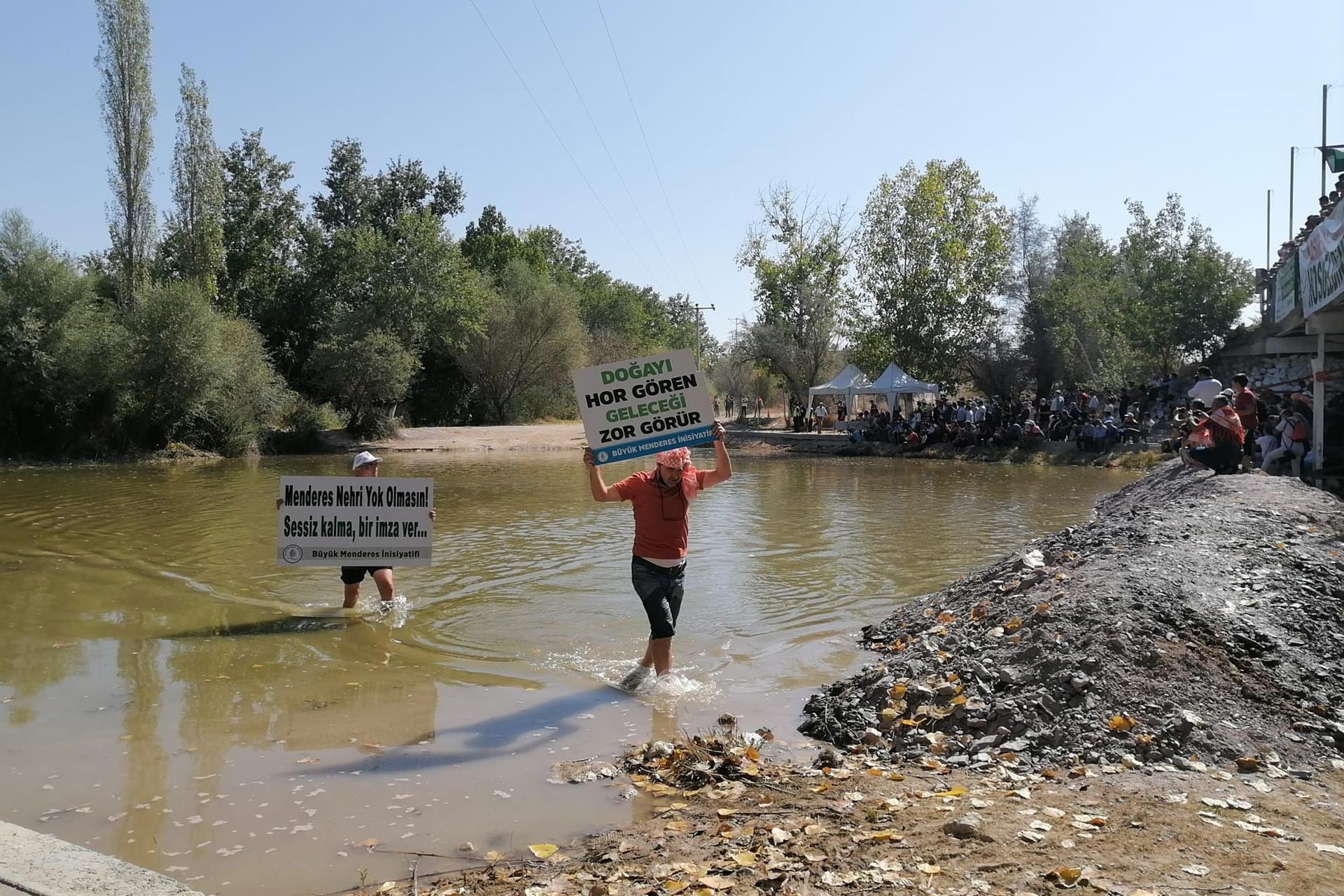 menderesten pankartlarla geçenler