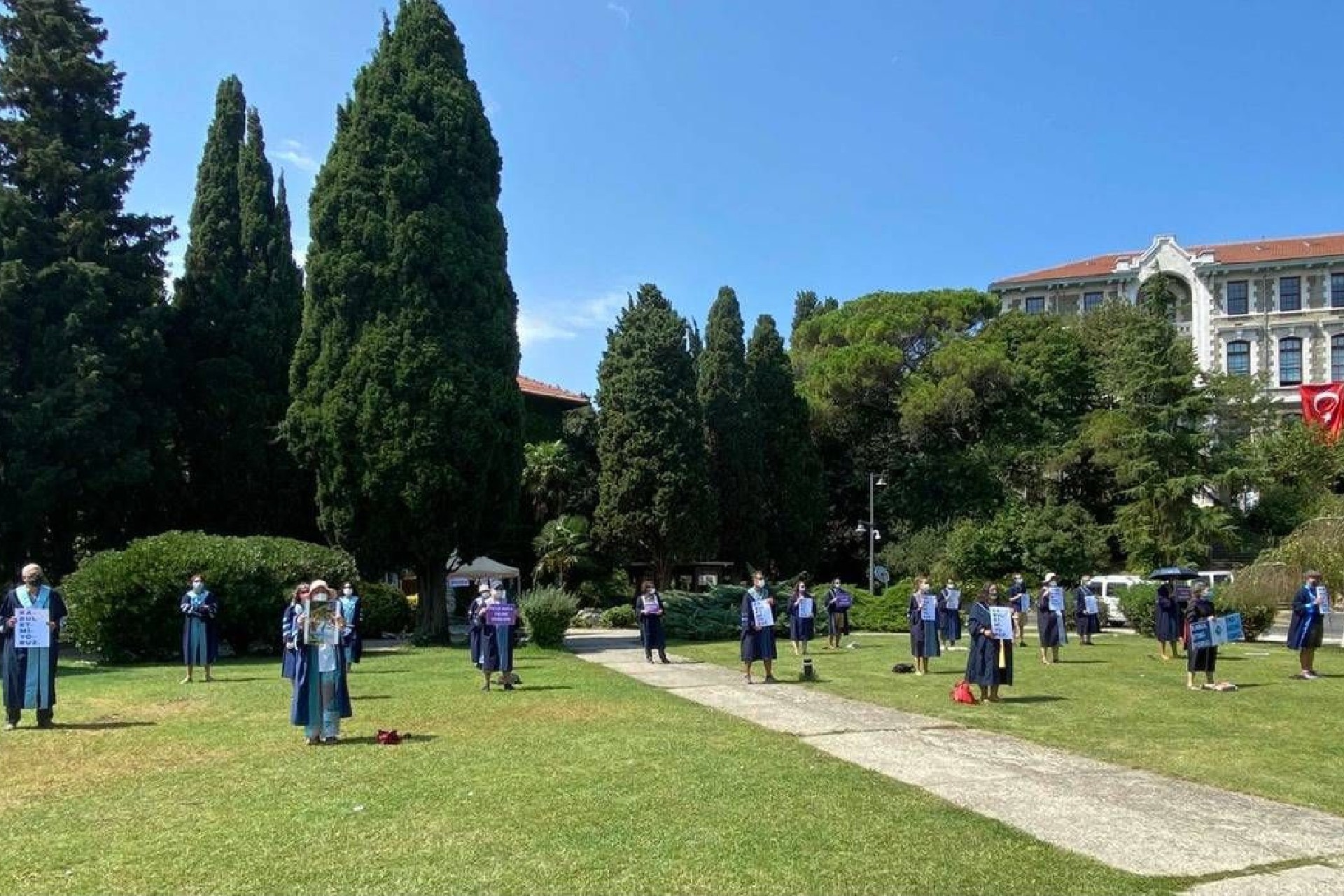 Boğaziçi Üniversitesi rektörlük binasına sırtını dönen akademisyenler