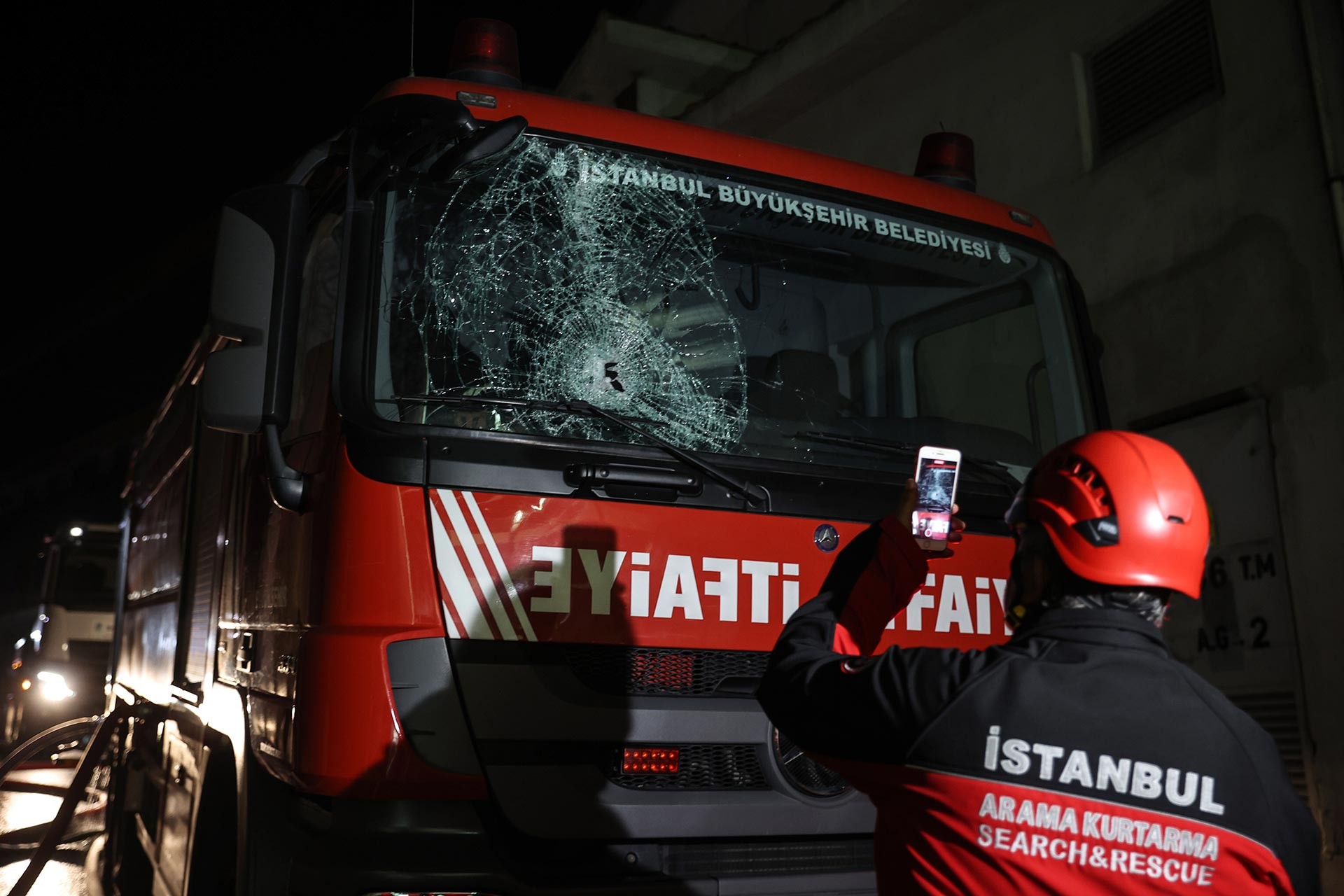 İstanbul İkitelli Çevre Oto Sanayi Sitesinde çıkan yangını söndürme ve soğutma çalışmalarından bir fotoğraf.