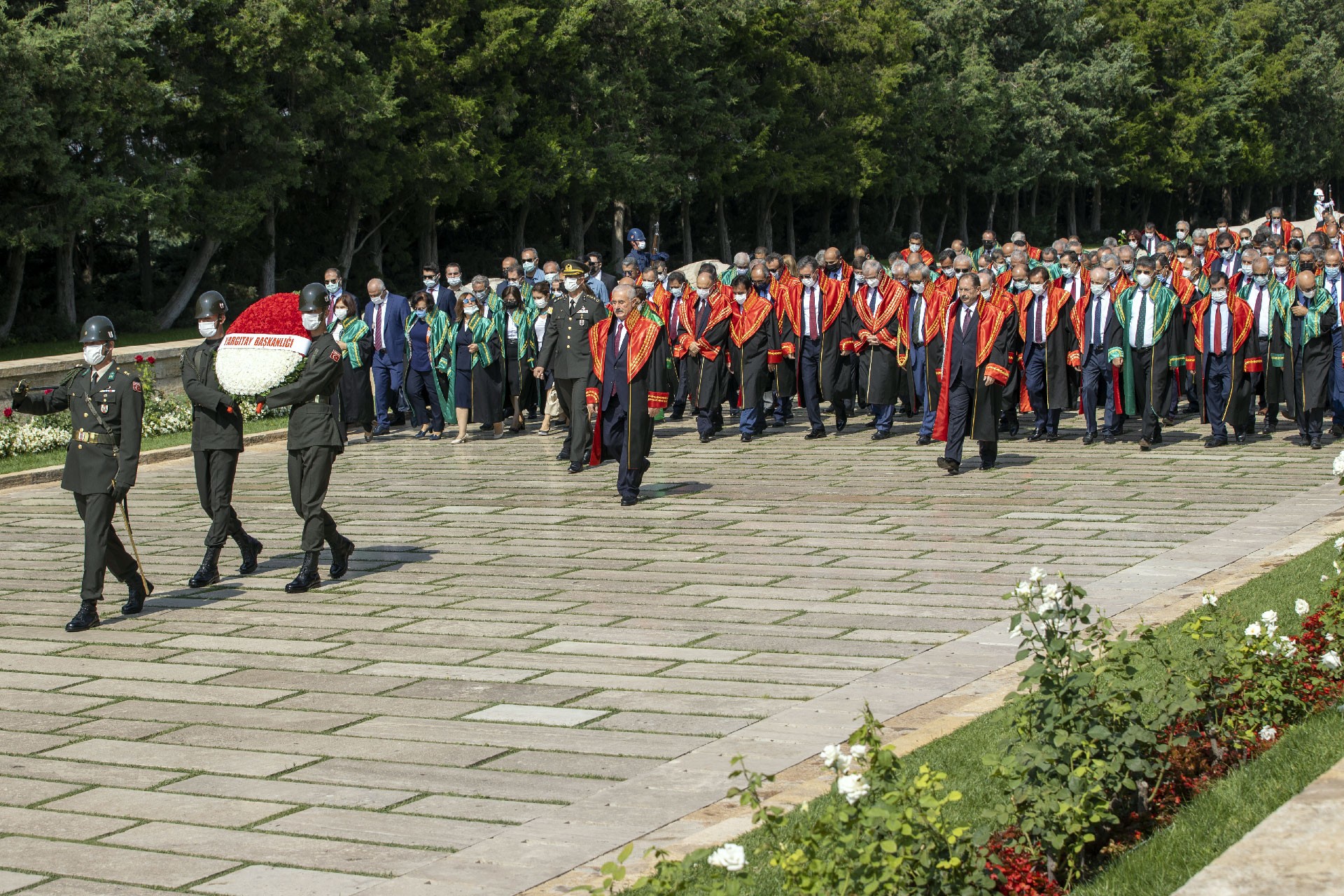 Yargıtay üyeleri, adli yıl açılışı dolayısıyla Anıtkabir'i ziyaret etti