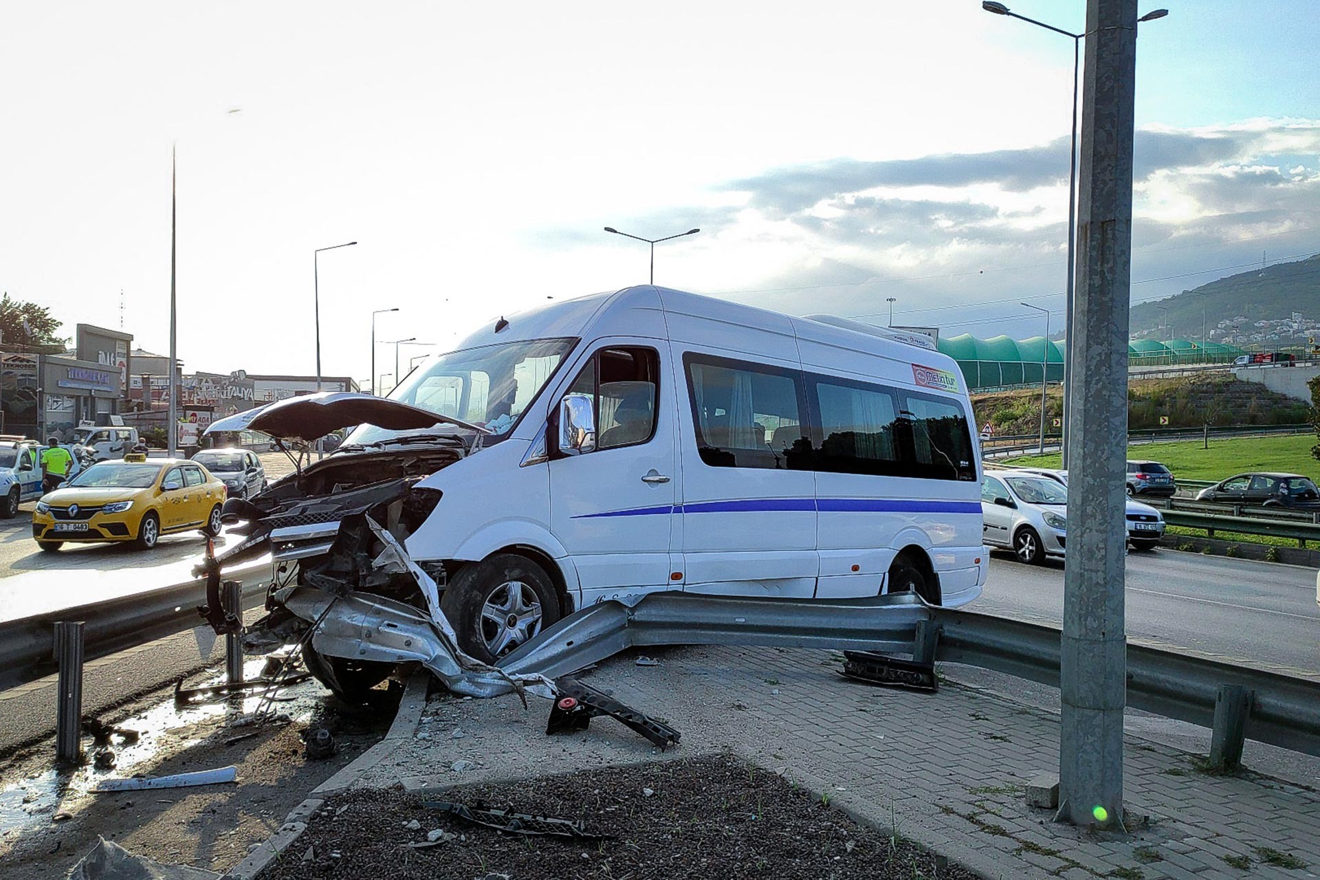 Bursa'da bariyerlere çarpan işçi servisi.