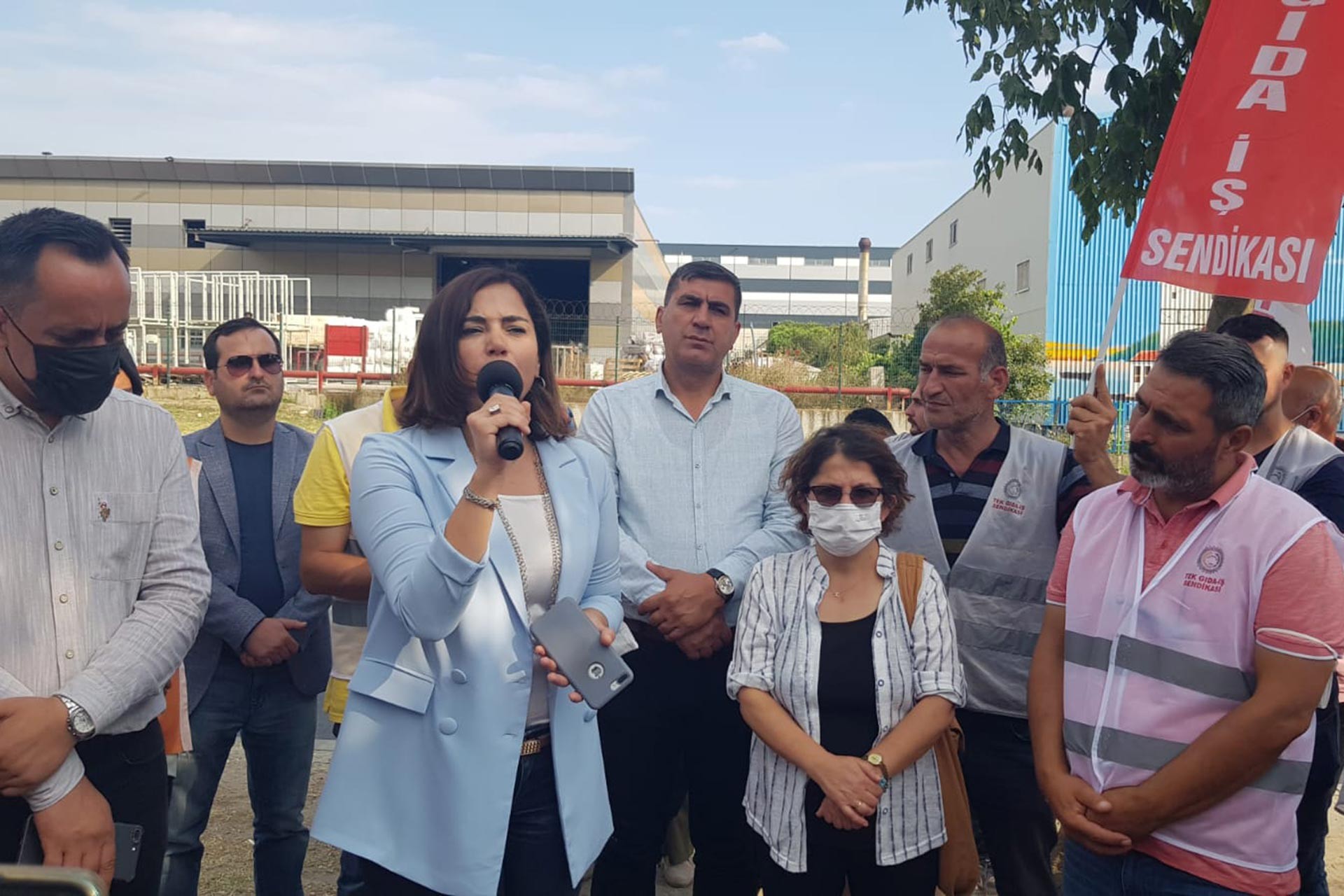 CHP Milletvekili Candan Yüceer grevdeki Indomie AdkoTurk işçilerini ziyaret etti.