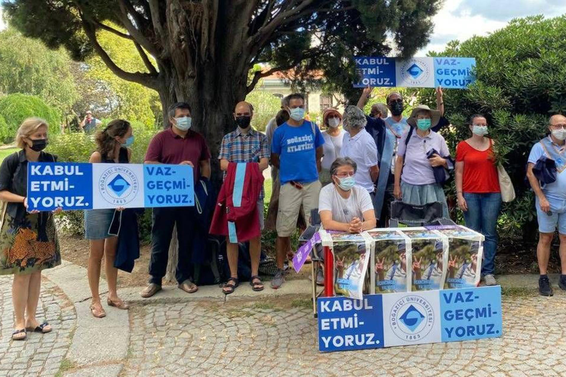 Boğaziçi Üniversitesi akademisyenlerinin sırtlarını 161'inci kez rektörlük binasına döndükleri eylemden bir fotoğraf.