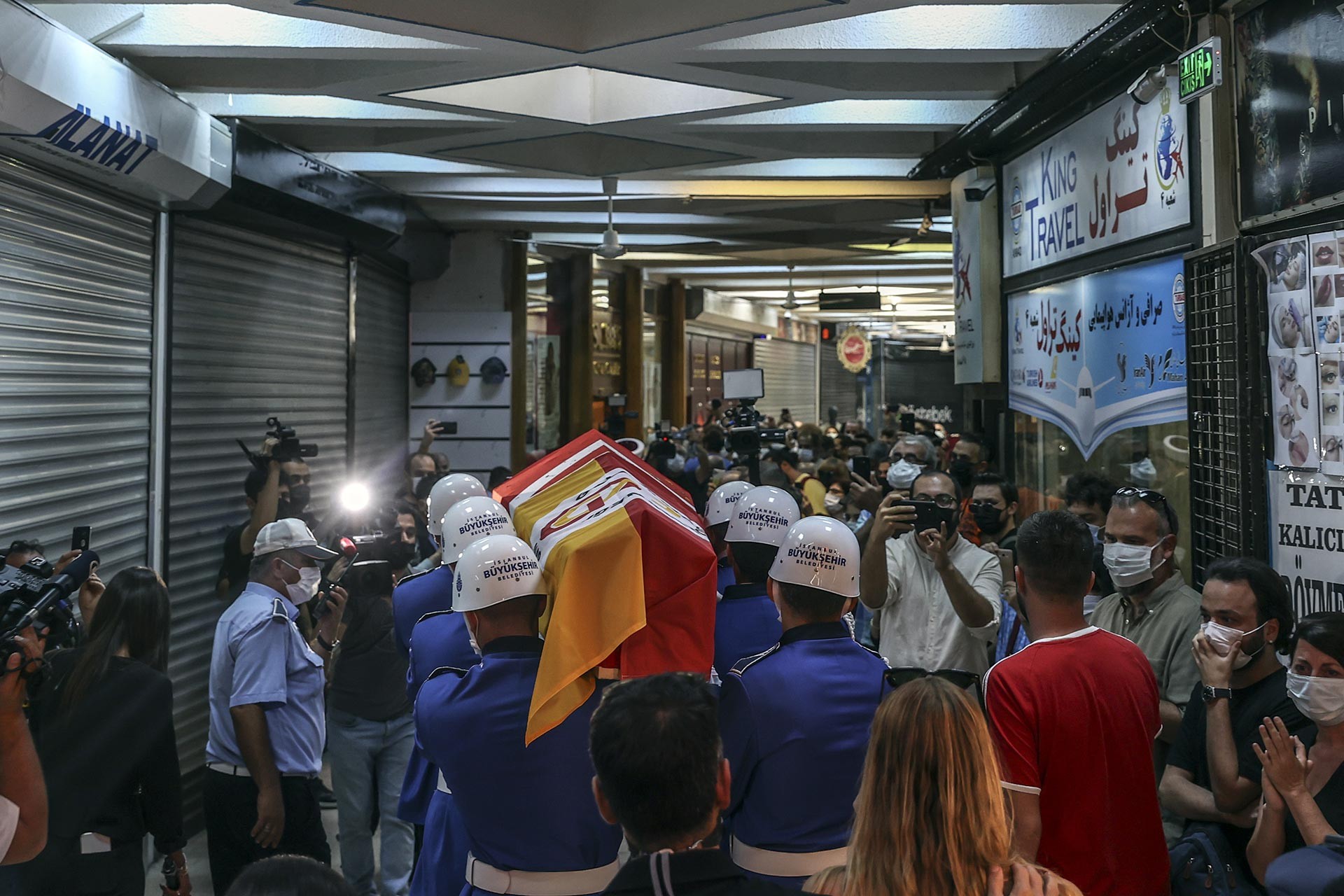 Hayatını kaybeden Ferhan Şensoy, kendisi için Ses Tiyatrosu'nda düzenlenen törenin ardından omuzlarda taşınırken