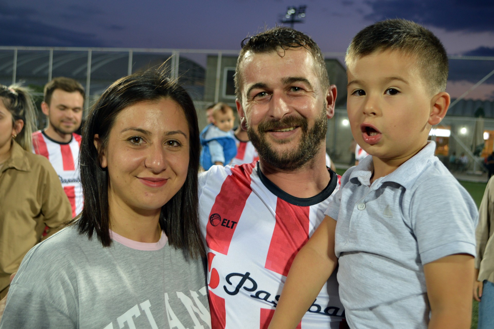 Kırklareli'nin Lüleburgaz ilçesinde düzenlenen futbol turnuvasında sporcular sahaya eşleriyle çıktı.