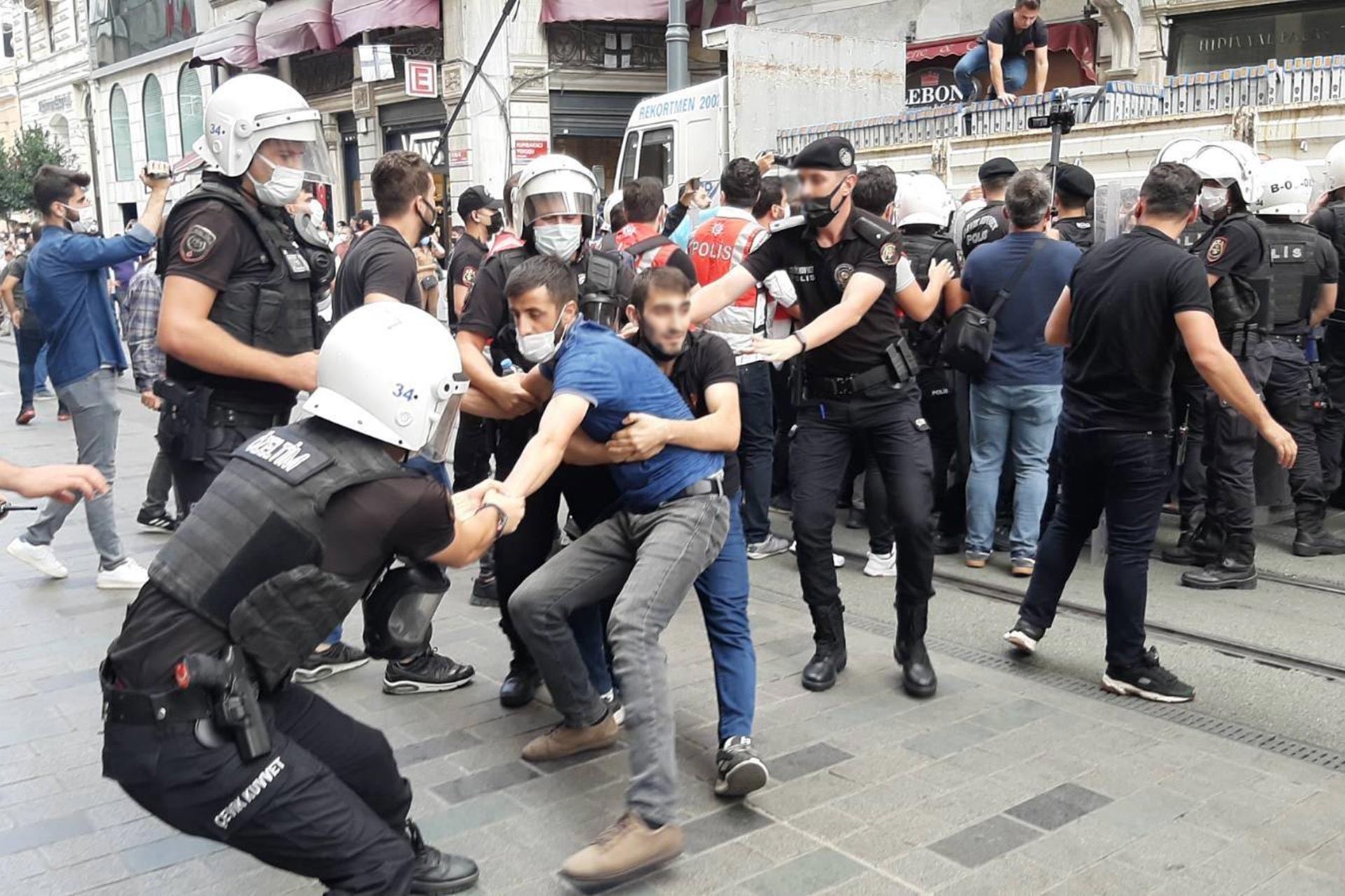 Polis bir kişiyi gözaltına alıyor