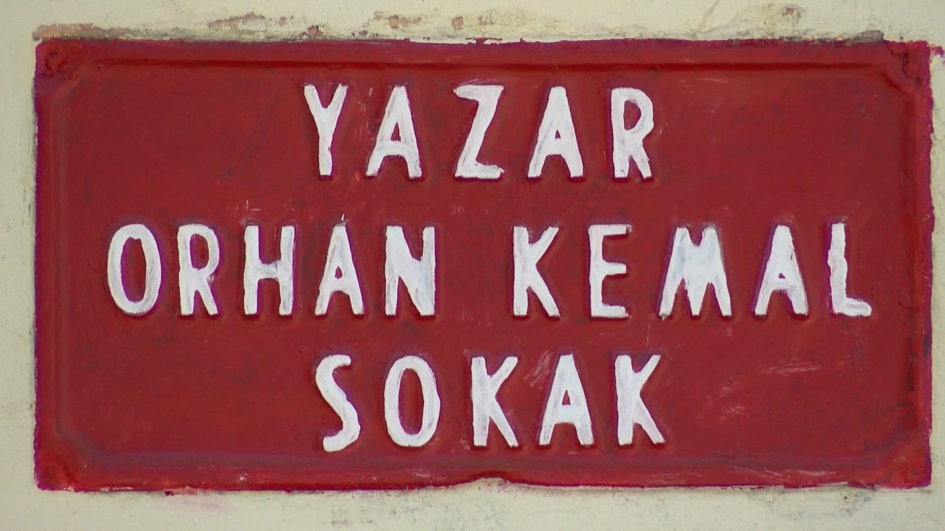 Yazar Orhan Kemal Sokak yazılı tabela