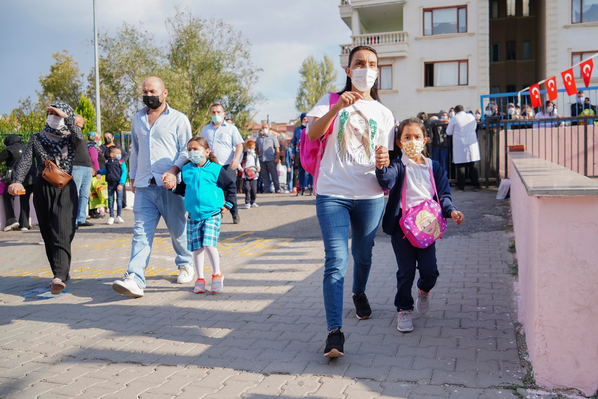 Okula götürülen çocuklar ve veliler