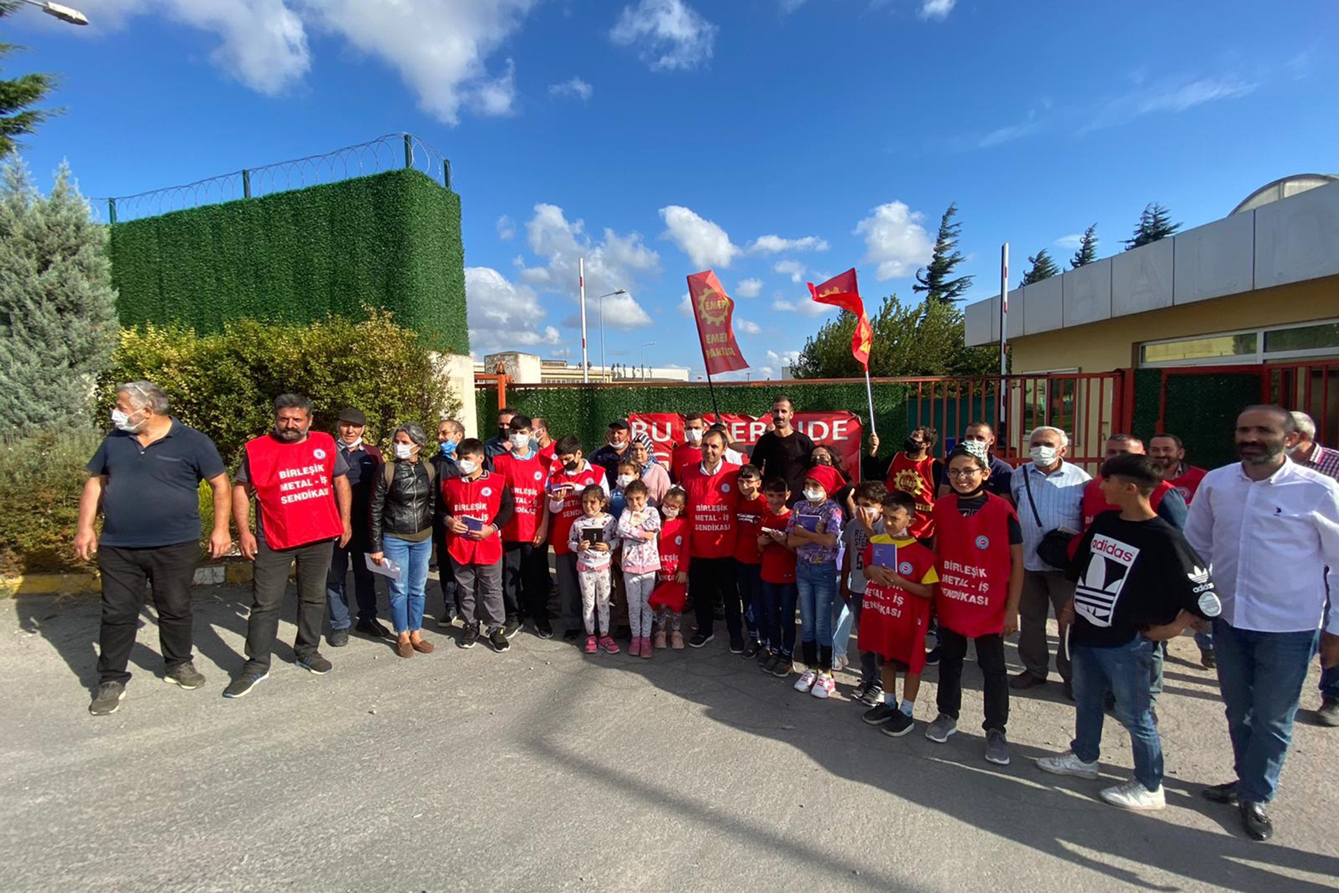 Emek Partisi Genel Başkanı Ercüment Akdeniz, Kocaeli İl Örgütü ile birlikte grevdeki Baldur işçilerinin çocukları için yürütülen kampanyanın sonunda grev alanında işçilerle bir araya geldi.