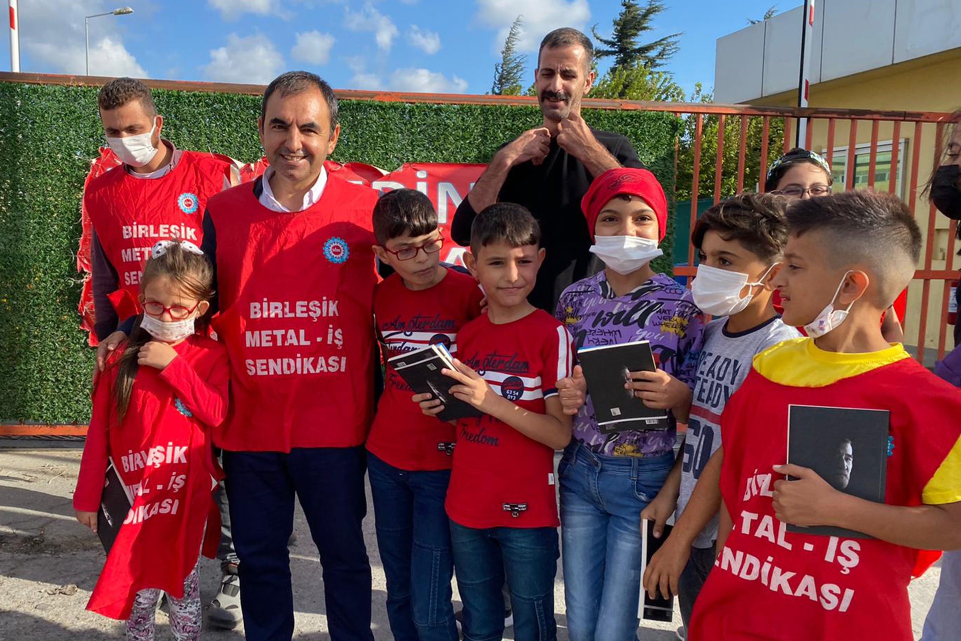 Emek Partisi Genel Başkanı Ercüment Akdeniz, Kocaeli İl Örgütü ile birlikte grevdeki Baldur işçilerinin çocukları için yürütülen kampanyanın sonunda grev alanında işçilerle bir araya geldi.