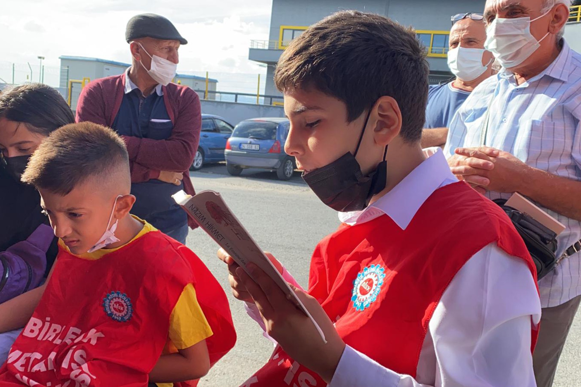 Emek Partisi Genel Başkanı Ercüment Akdeniz, Kocaeli İl Örgütü ile birlikte grevdeki Baldur işçilerinin çocukları için yürütülen kampanyanın sonunda grev alanında işçilerle bir araya geldi.