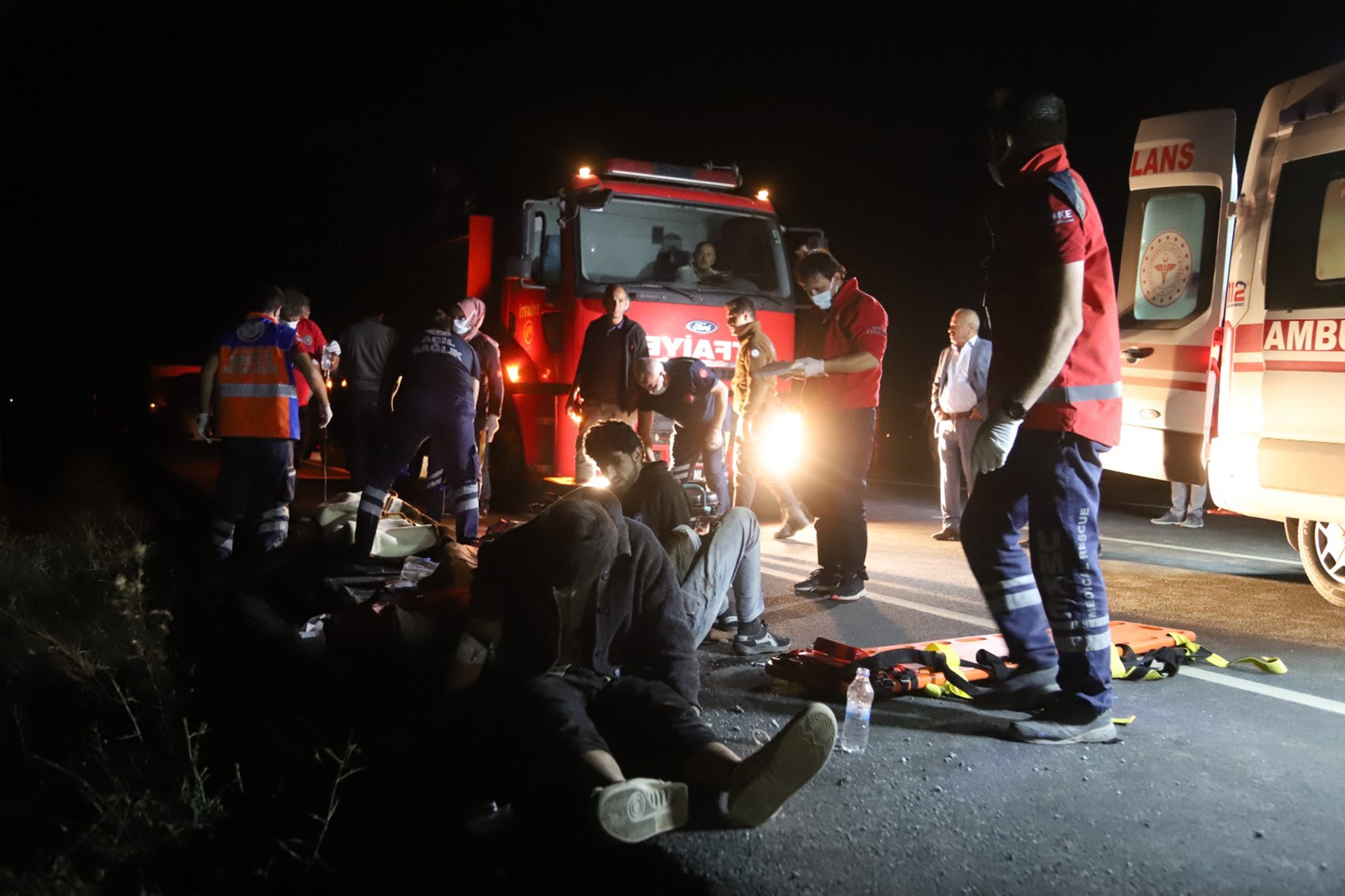 Van'da Afgan mültecileri taşıyan minibüs şarampola devrildi.