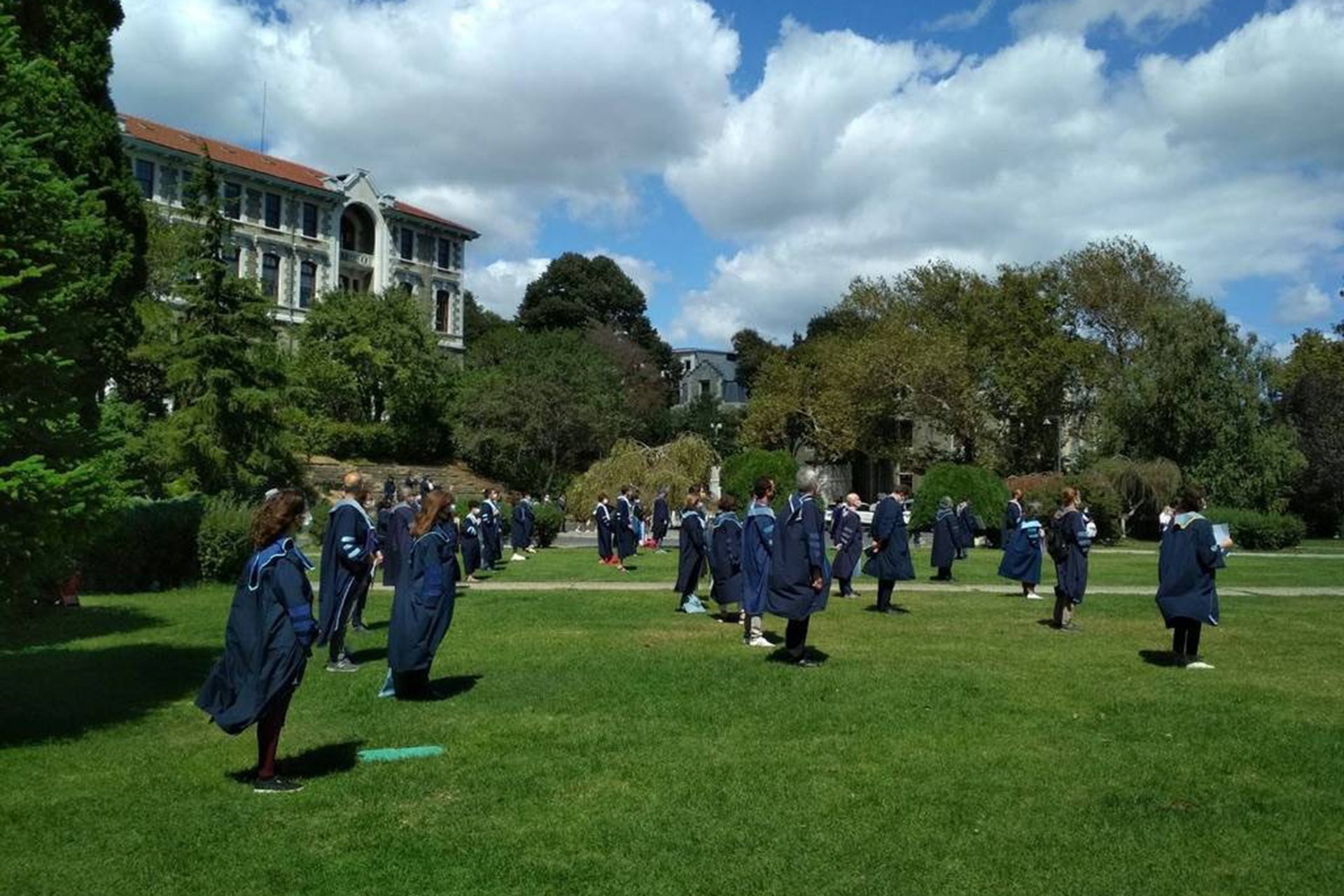 Boğaziçi Üniversitesi akademisyenleri rektörlüğe sırtını çevirdi