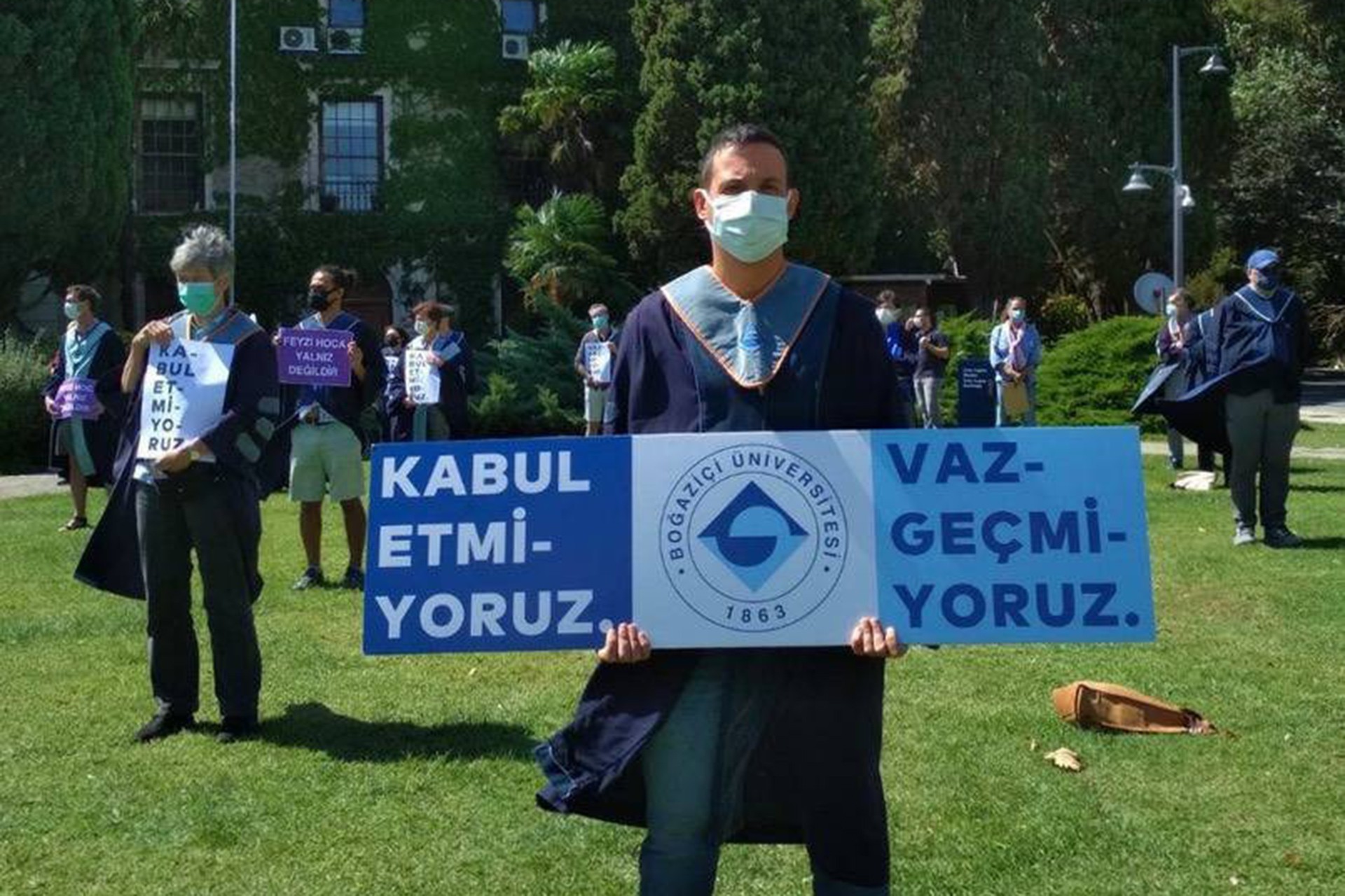 Boğaziçi Üniversitesi akademisyenleri rektörlüğe sırtını çevirdi