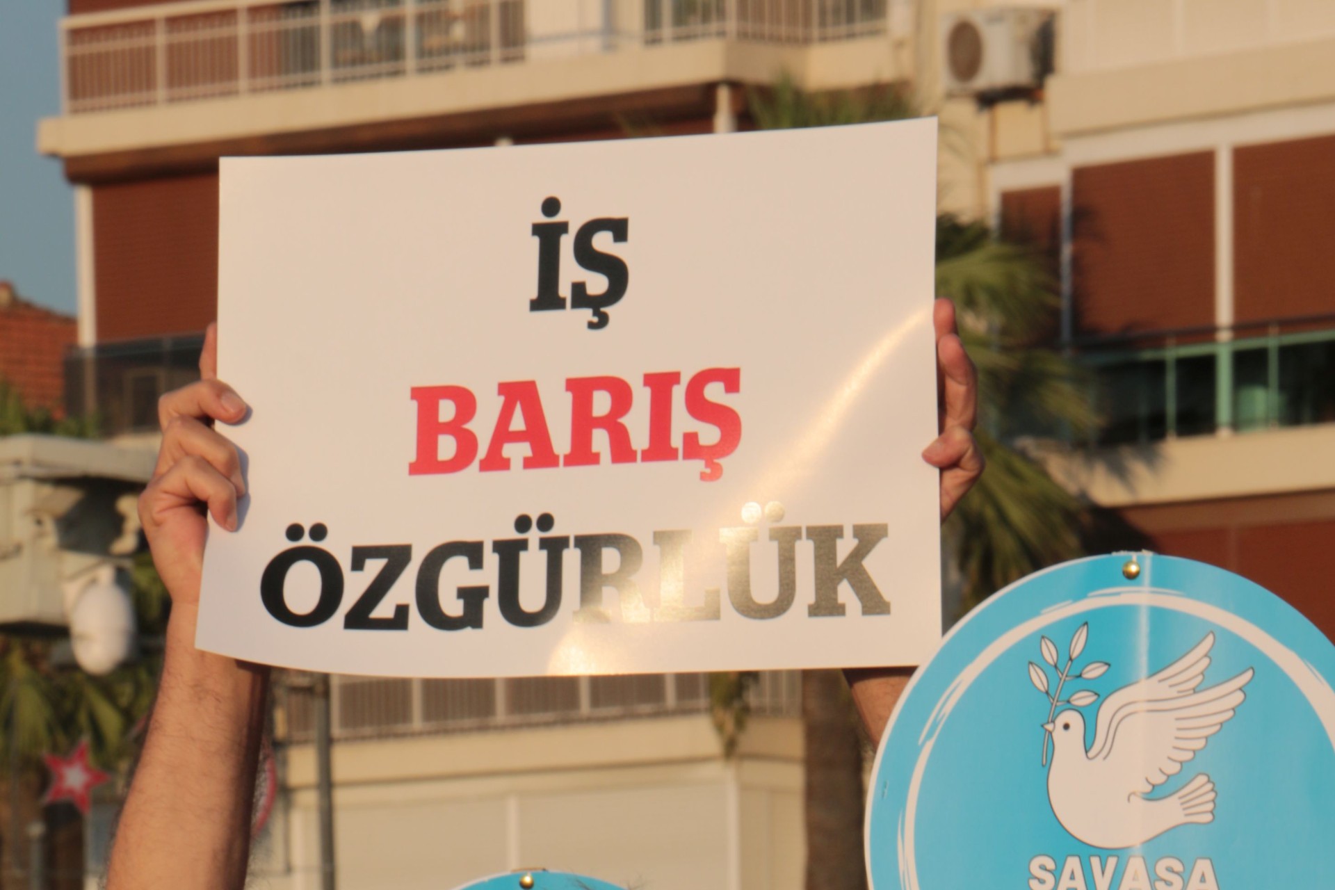 İş, barış, özgürlük yazan döviz