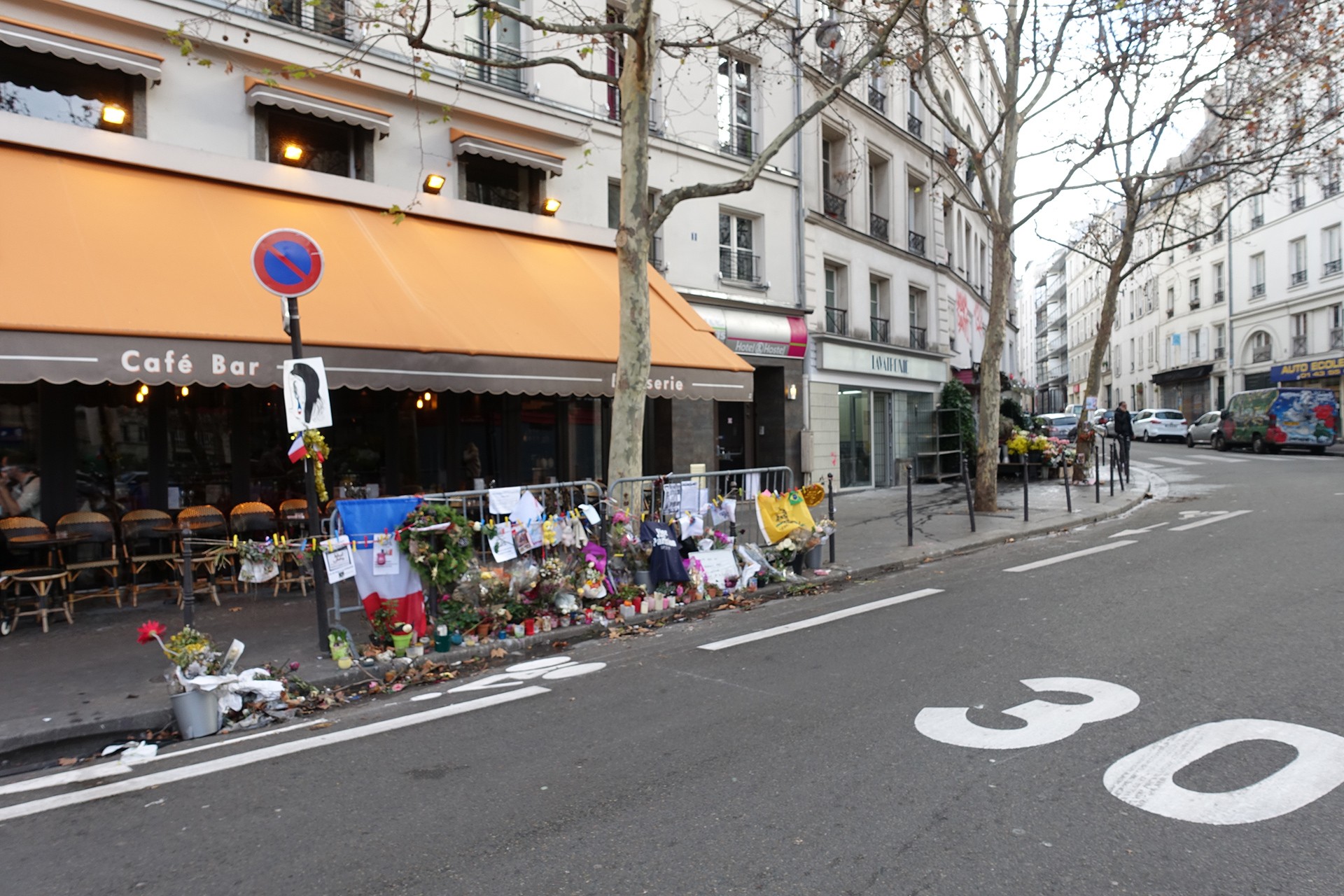 IŞİD'in Paris katliamı anmasında sokağa bırakılan çiçekler