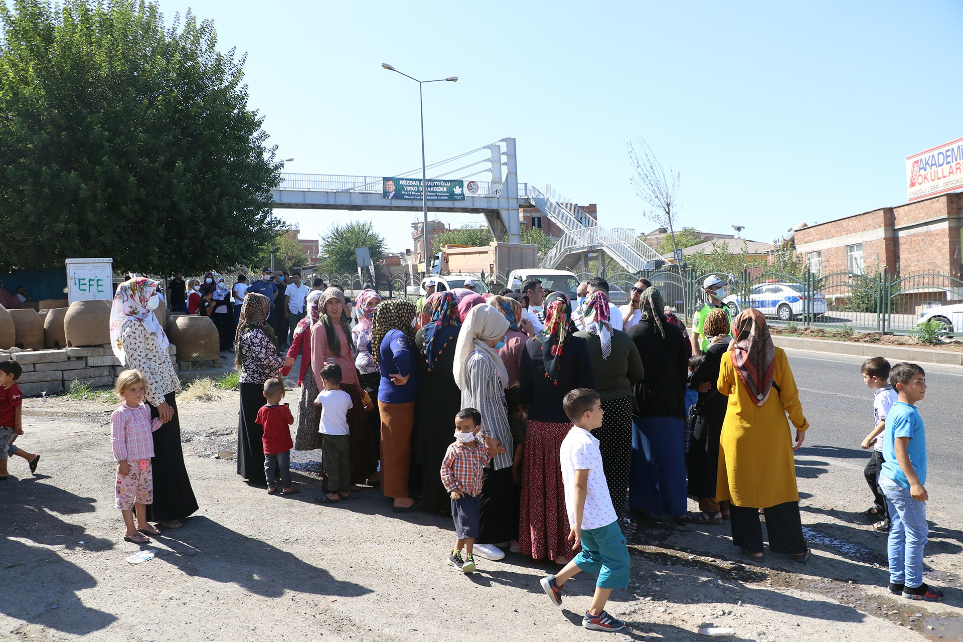 Diyarbakır Yenişehir'de okulları yıkılan ve kilometrelerce uzaklıktaki yerlere gitmek zorunda kalan öğrencilerin velileri, yeni okul ve ücretsiz servis talep etti.