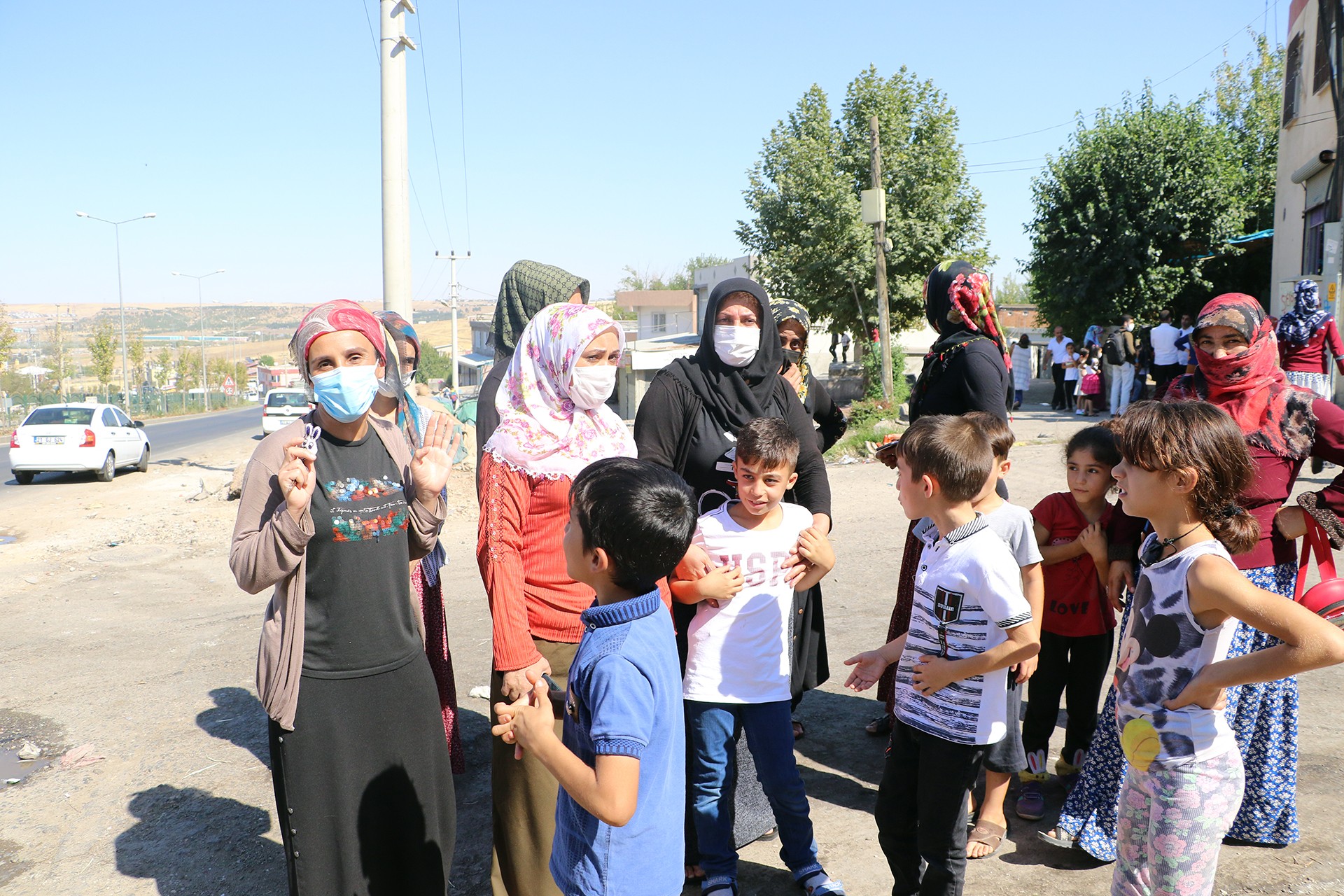 Diyarbakır Yenişehir'de okulları yıkılan ve kilometrelerce uzaklıktaki yerlere gitmek zorunda kalan öğrencilerin velileri, yeni okul ve ücretsiz servis talep etti.