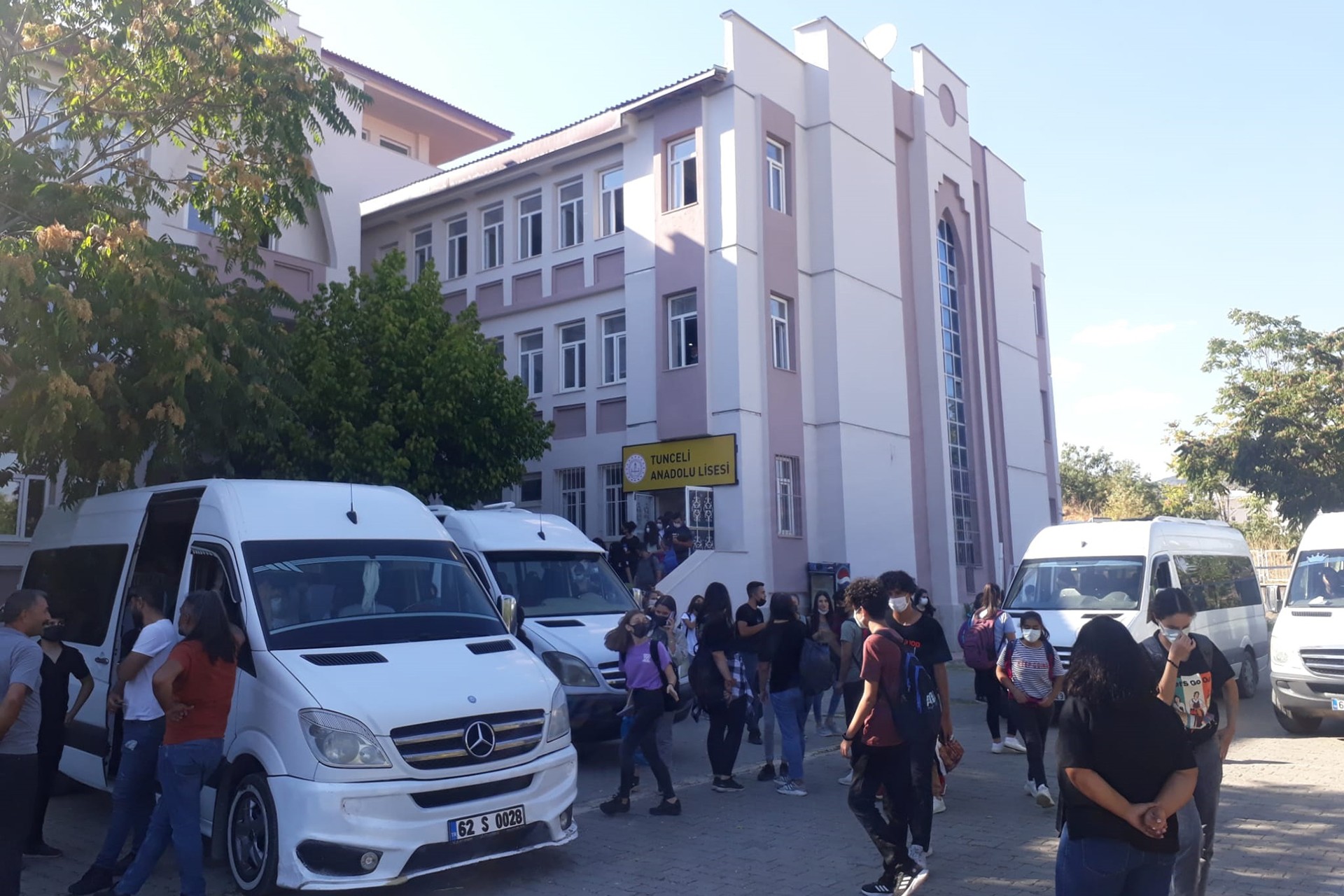 Tunceli Anadolu Lisesi binası ve öğrenciler