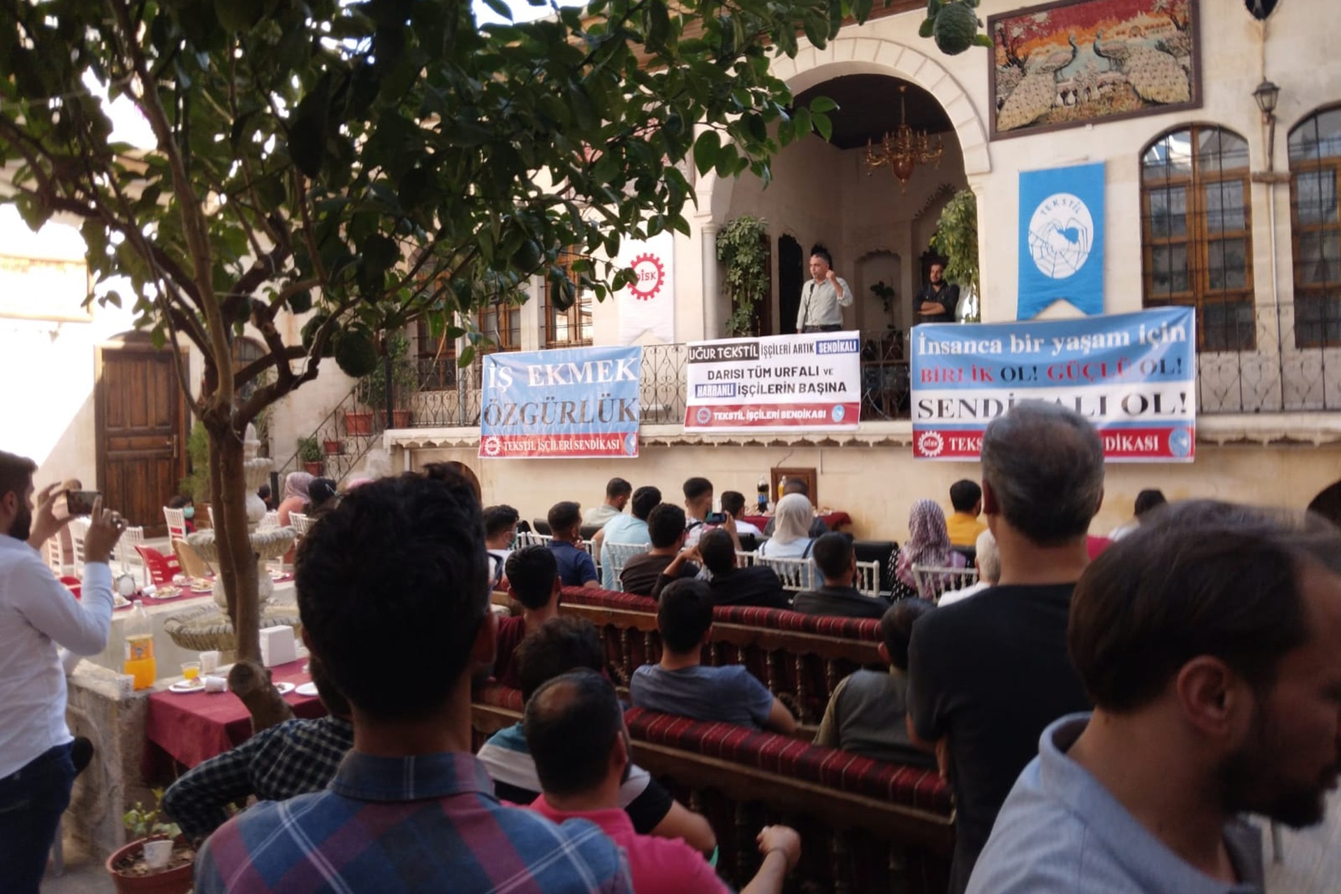 Urfa'da Uğur Tekstil işçileri, DİSK Tekstil sendikasının çağrısıyla geniş katılımlı bir toplantı düzenledi.