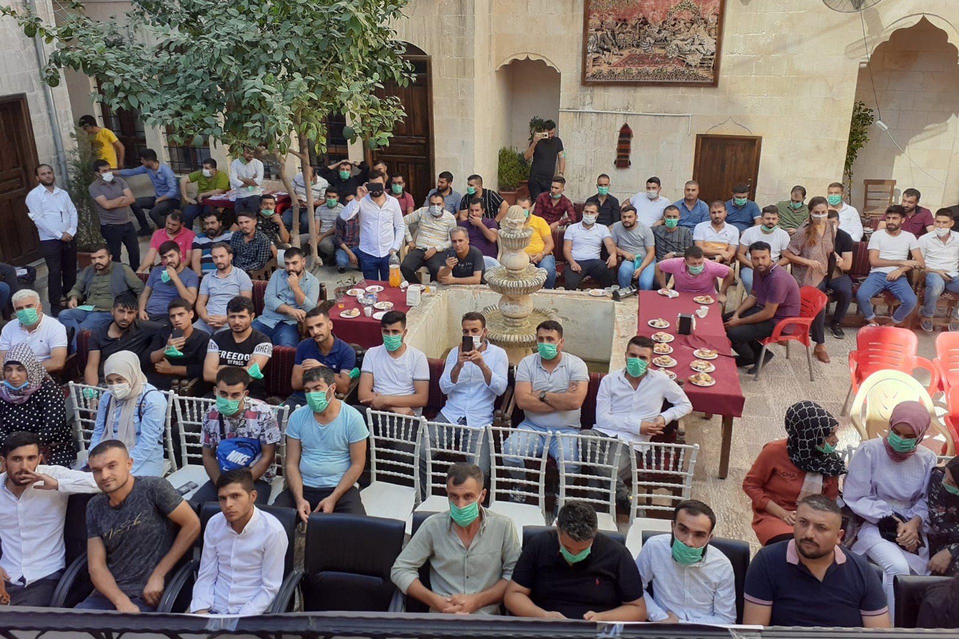 Urfa'da Uğur Tekstil işçileri, DİSK Tekstil sendikasının çağrısıyla geniş katılımlı bir toplantı düzenledi.