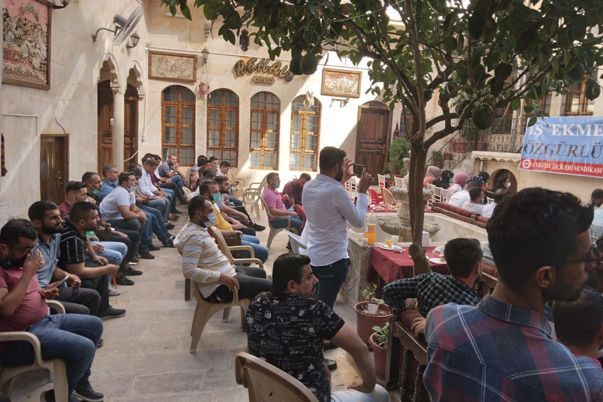 Urfa'da Uğur Tekstil işçileri, DİSK Tekstil sendikasının çağrısıyla geniş katılımlı bir toplantı düzenledi.