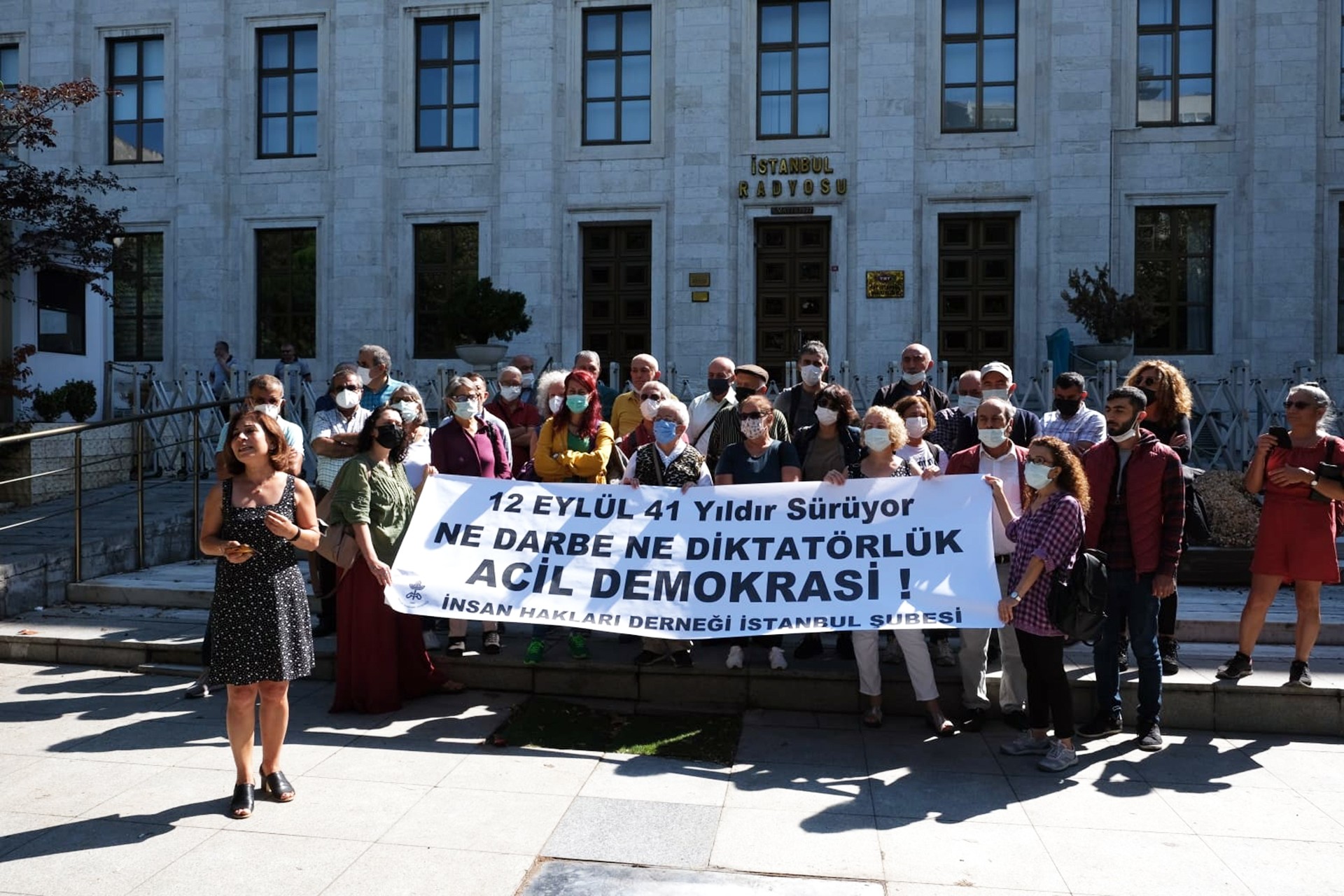 İHD İstanbul Şube Başkanı Gülseren Yoleri, 12 Eylül 1980 darbesinin 41'inci yıl dönümünde TRT binası önünde açıklama yaptı.