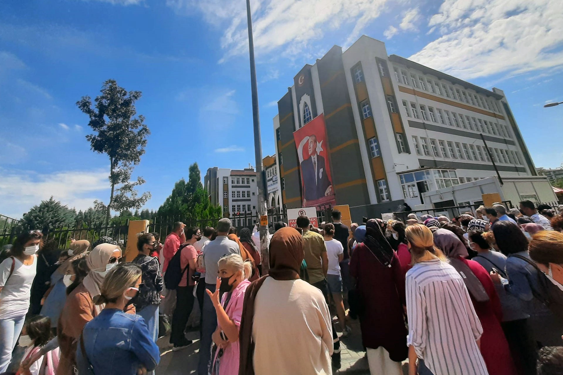 Okul önünde bekleyen veliler