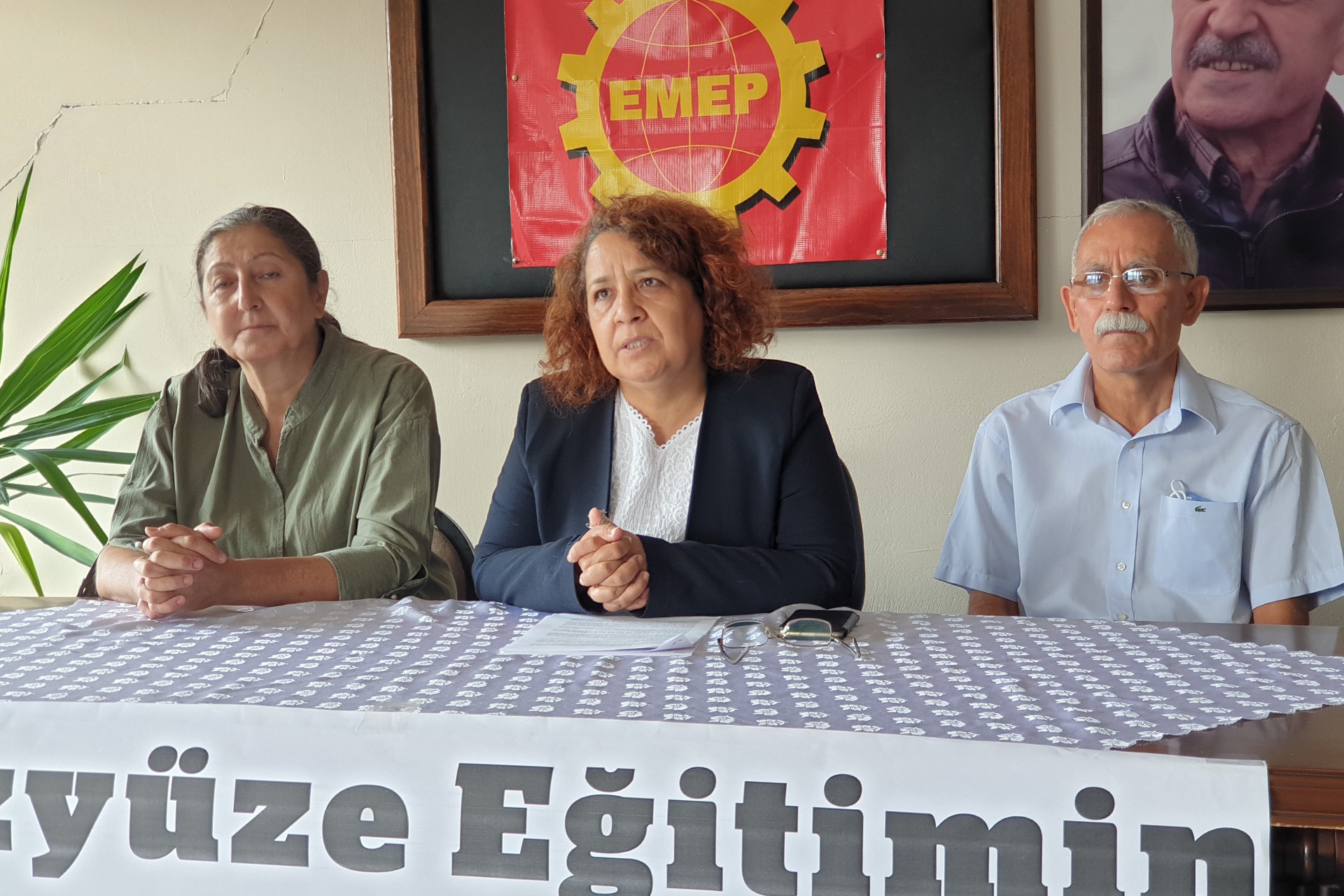 Emek Partisi İzmir İl Örgütü, yüz yüze eğitimde yaşanan aksaklıklara ilişkin basın açıklaması yaptı