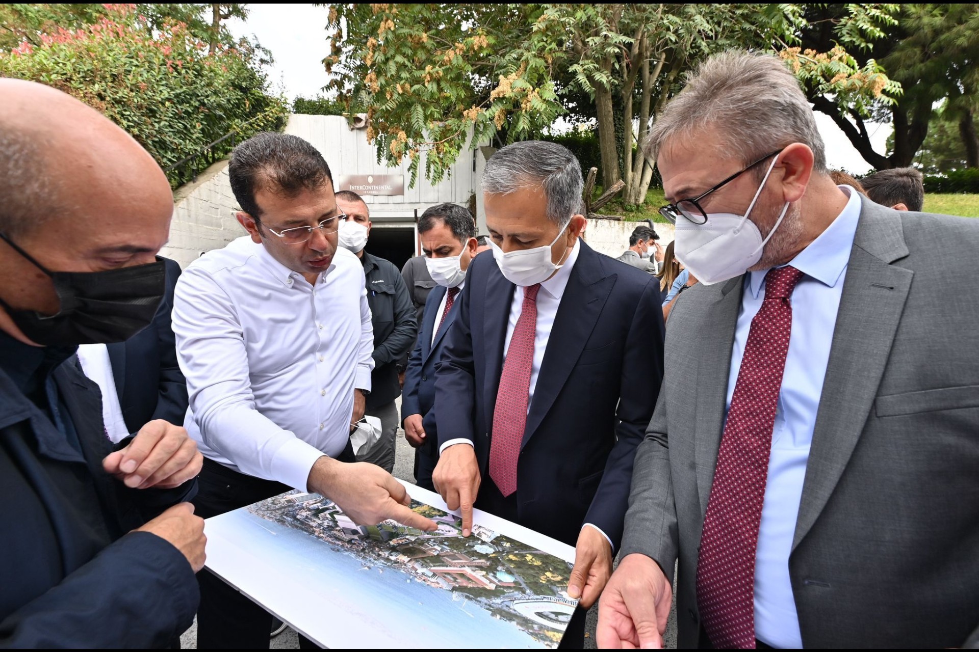 Vali Ali Yerlikaya, AKM'deki son hazırlıkları İstanbul Büyükşehir Belediye Başkanı Ekrem İmamoğlu ile inceledi.