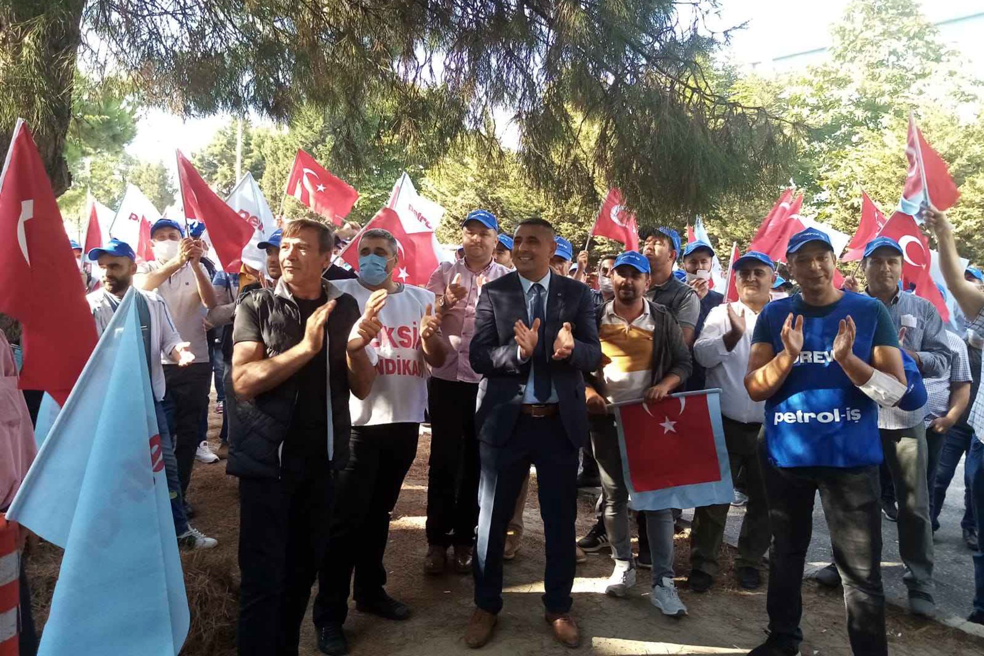 Kopaj Kozmetik'te işten atmalara karşı yapılan basın açıklamasından bir fotoğraf.