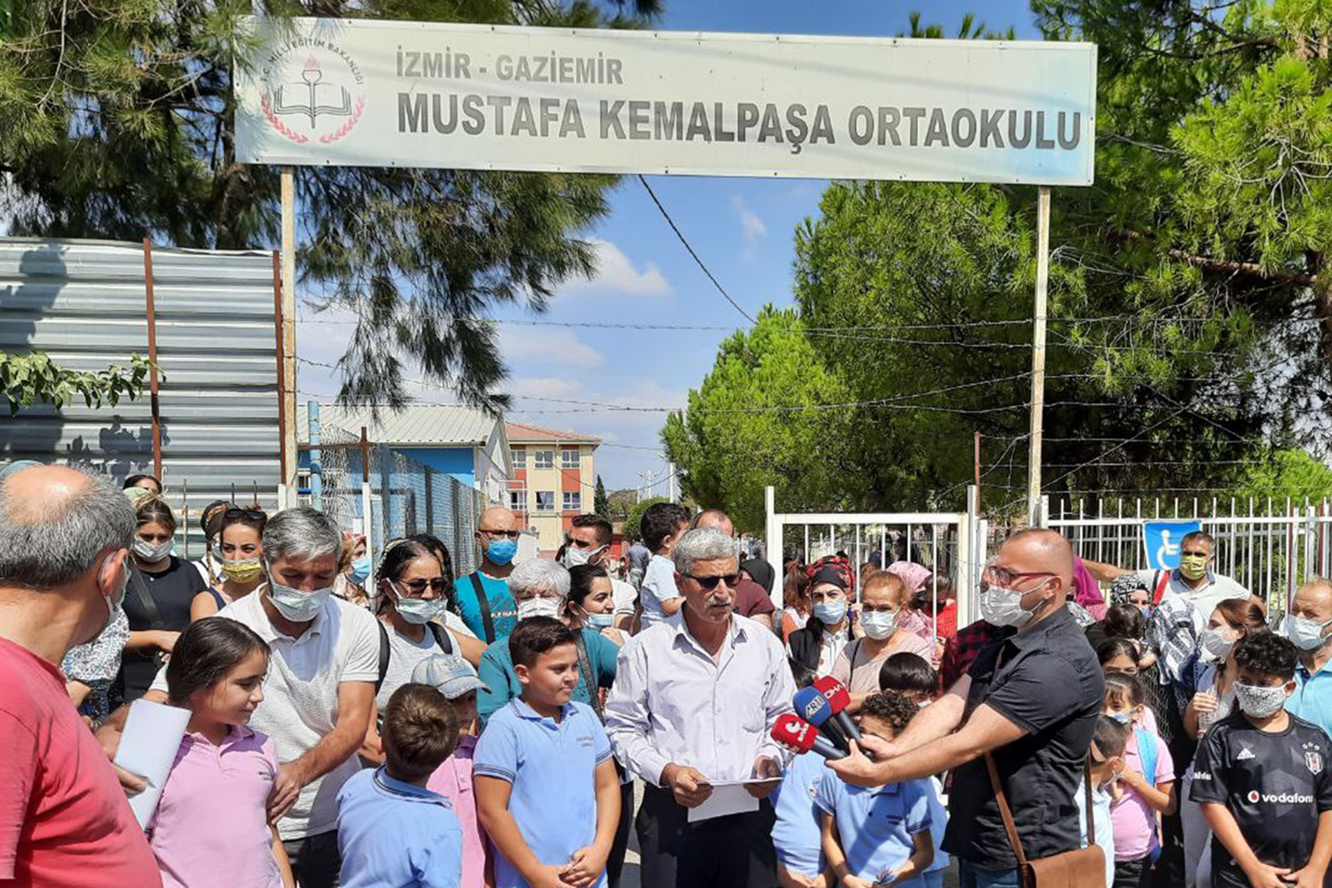 Gaziemir Anafartalar İlkokulunun öğrencileri ve velileri basın açıklaması yaptı.