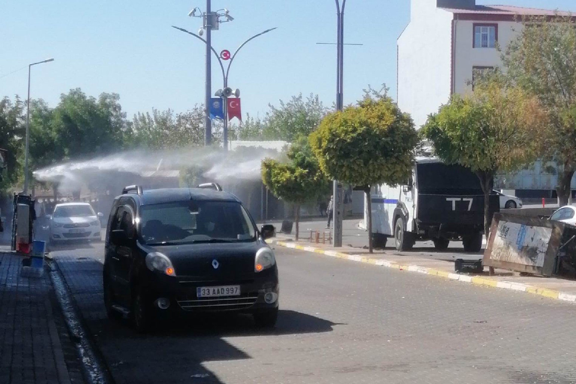 Lice'de vatandaşa su sıkan toma