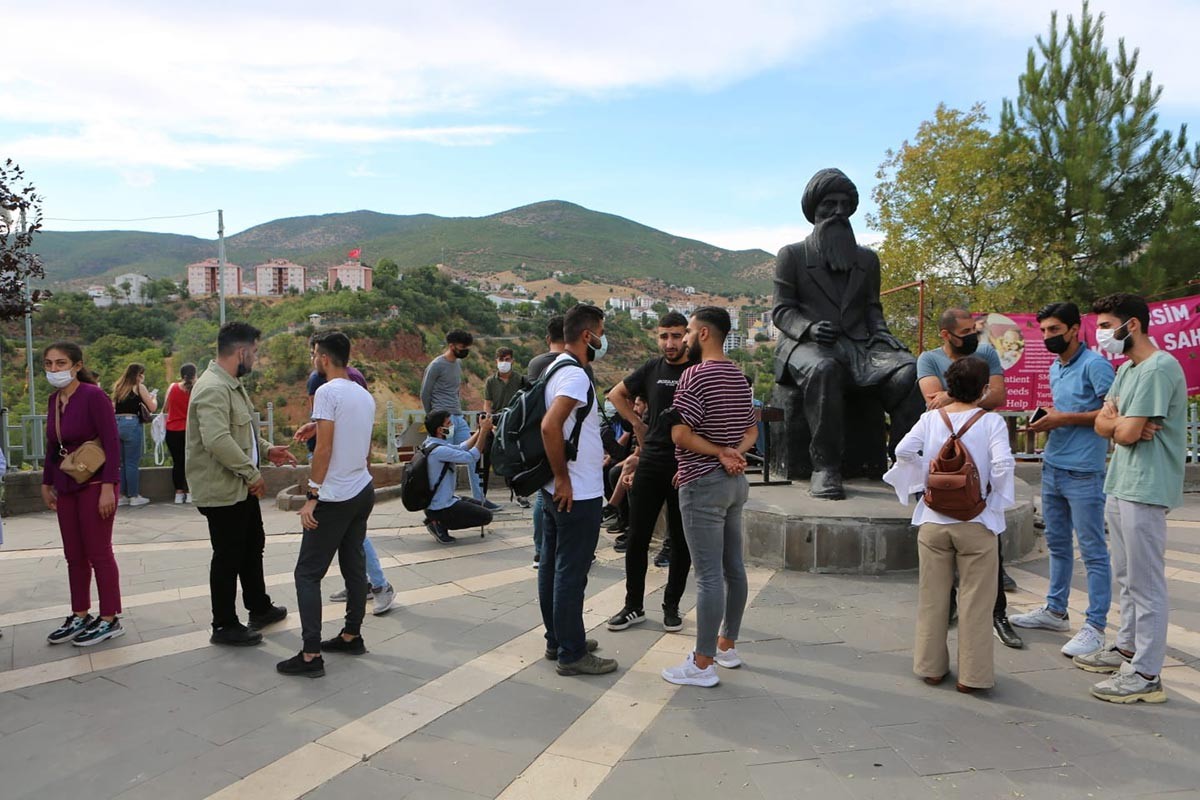 Öğrenciler Seyit Rıza Meydanı'nda